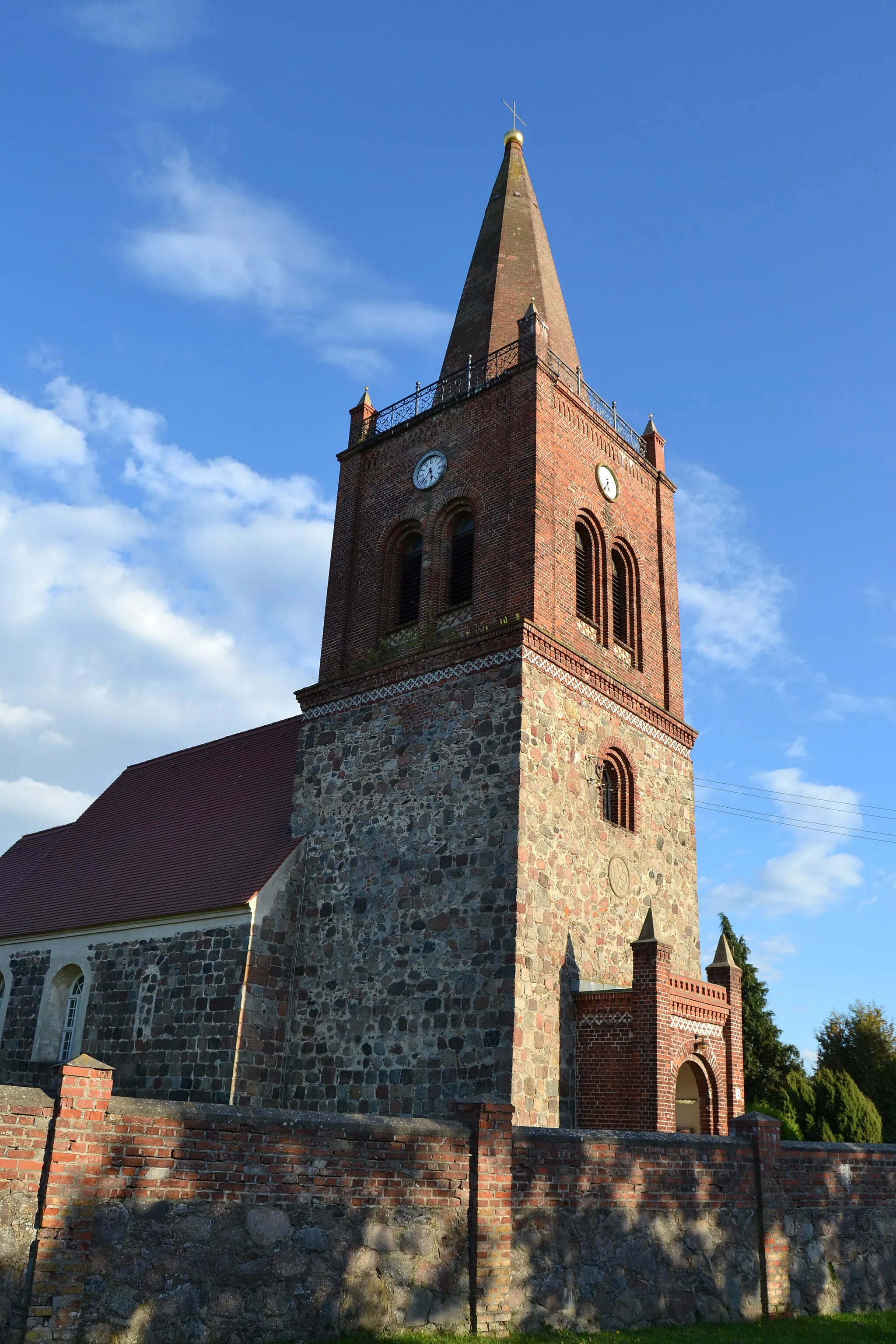 Photo showing: Dorfkirche Marxdorf: Der Templerorden als Patronatsherr errichtete die Dorfkirche in Feldsteinquaderbauweise mit eingezogenem Rechteckchor und den Turm in Schiffsbreite.