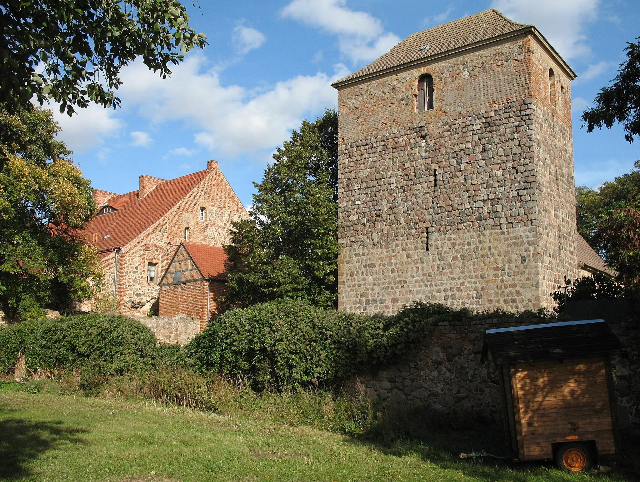 Photo showing: Fortified house and church in Zehdenick-Badingen in Brandenburg, Germany