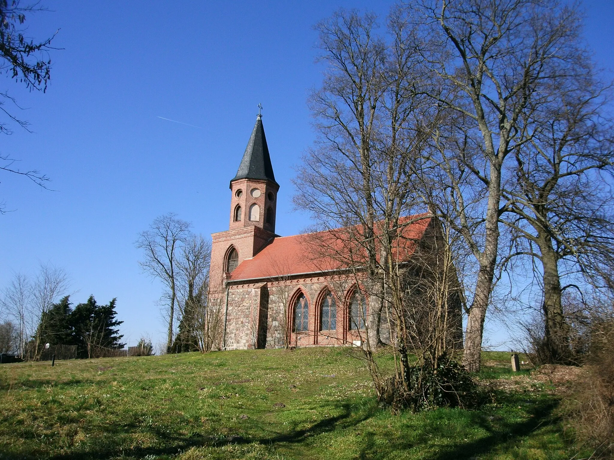 Photo showing: Die 1989 sanierte neogotische Feld- und Backsteinbkirche wurde 1894 eingeweiht.