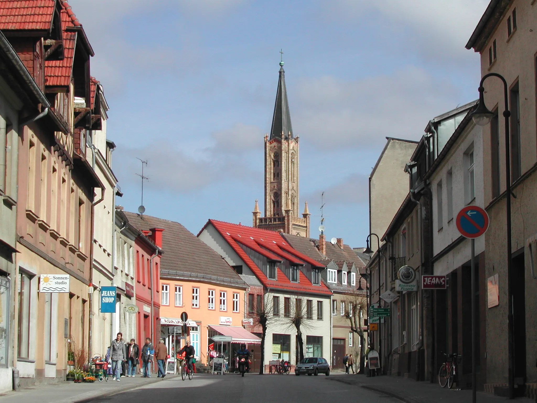 Photo showing: This picture shows the steeple in Fürstenberg/Havel, Germany. The street in front is called Brandenburger Straße.