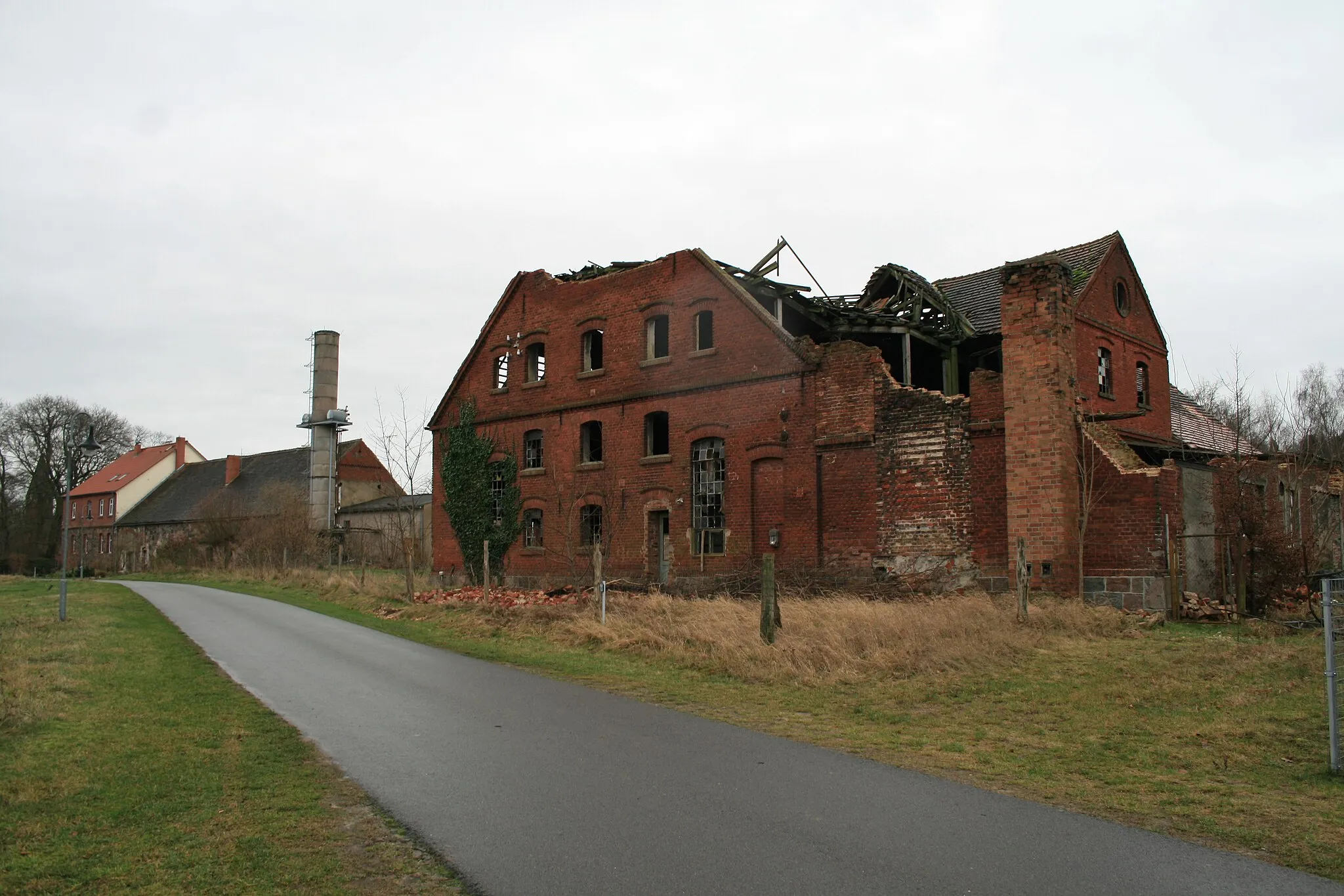 Photo showing: Reste des teilweise verfallenden Gutshofes von Nordwest aus gesehen, entlang der dort vorbeiführenden Siedungsstraße.