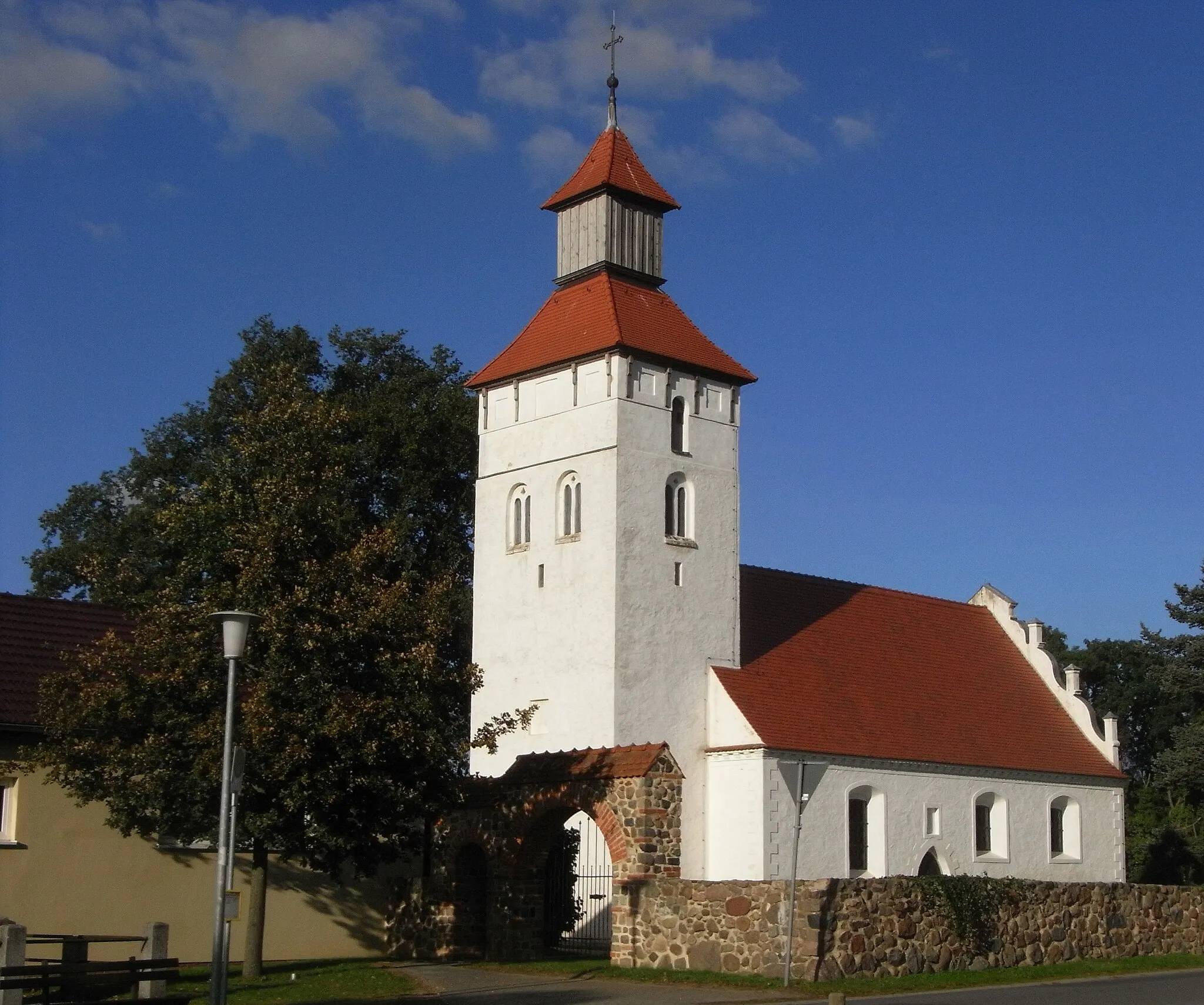 Photo showing: South-western view of church in Sonnenberg municipality, Oberhavel district, Brandenburg state, Germany