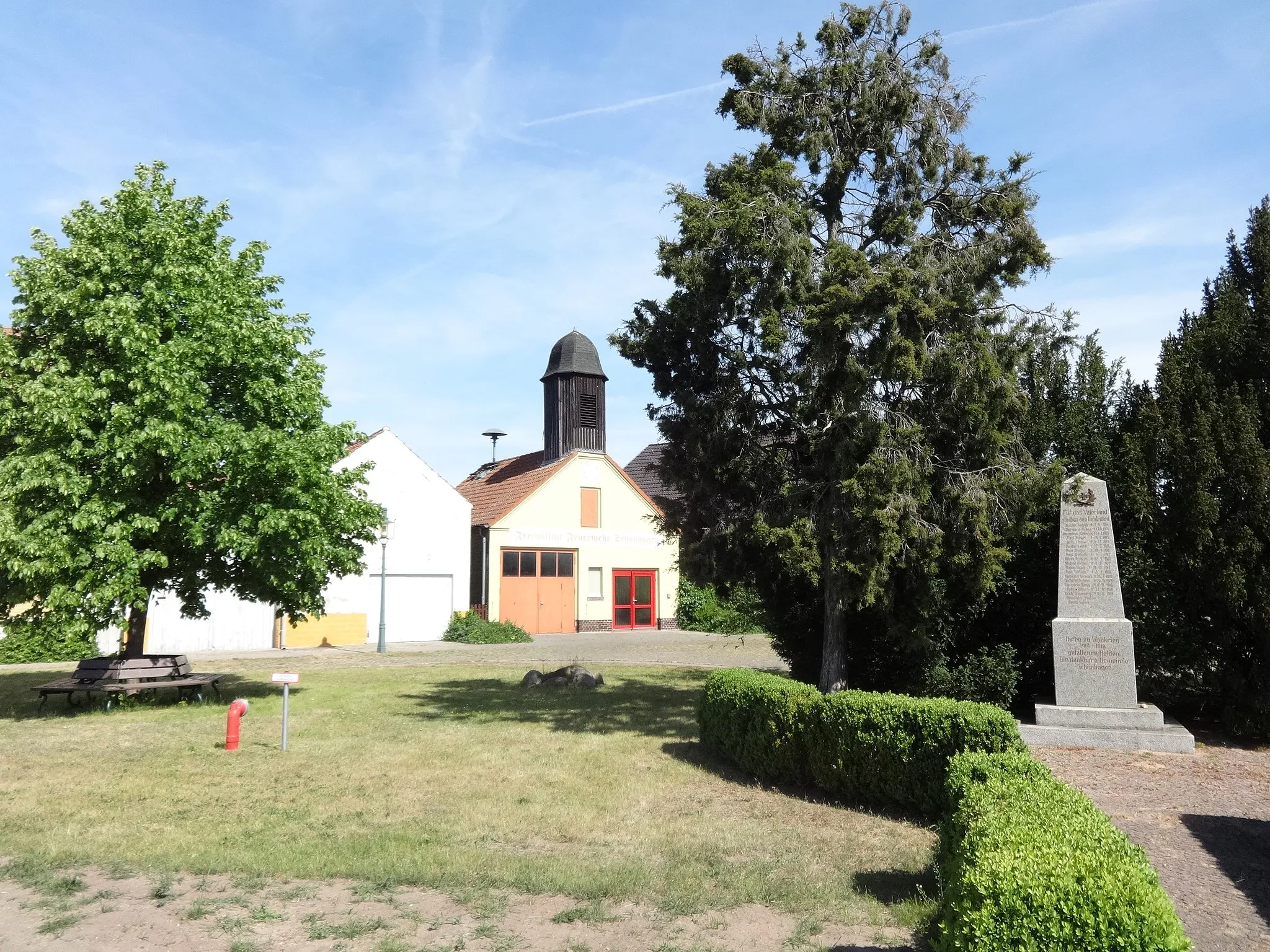Photo showing: Denkmal für die Gefallenen des Ersten Weltkrieges und Gebäude der Freiwilligen Feuerwehr in Schönhagen, ein Ortsteil von Trebbin, Brandenburg
