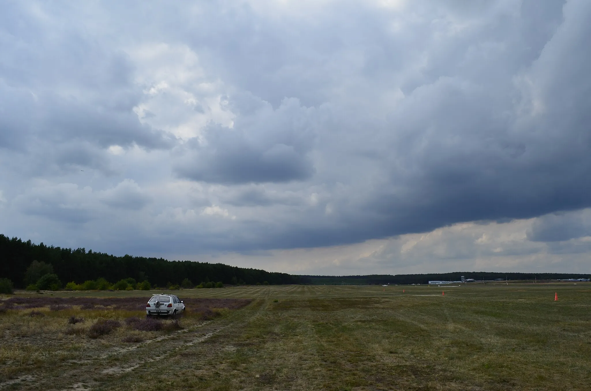 Photo showing: The picture shows the grass runway of the airport Schönhagen in Germany (EDAZ).