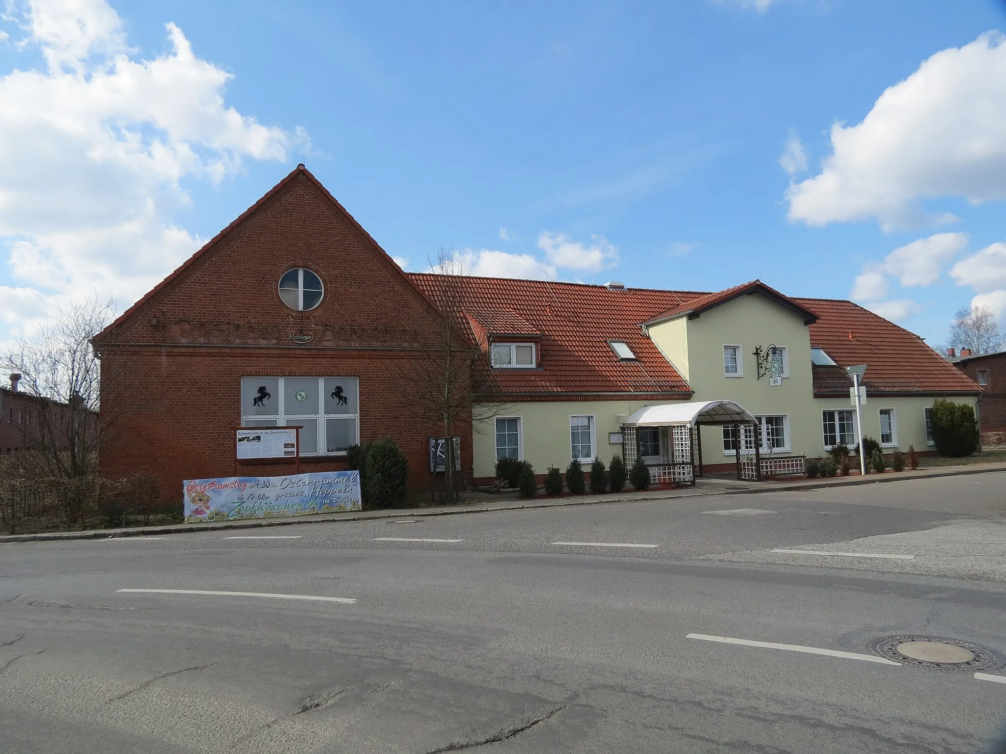 Photo showing: Dorfkrug und früheres Beamtengebäude des Remontedepot Bärenklau, Gemeinde Oberkrämer im Landkreis Oberhavel, Brandenburg