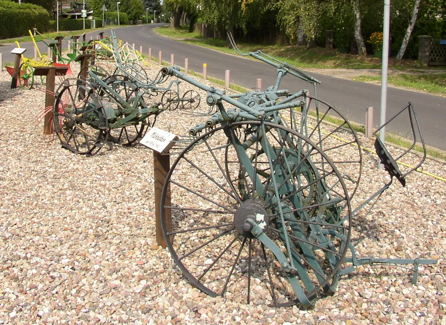 Photo showing: Agricultural tools in Oberkrämer-Bärenklau in Brandenburg, Germany; a fork tedder in the foreground