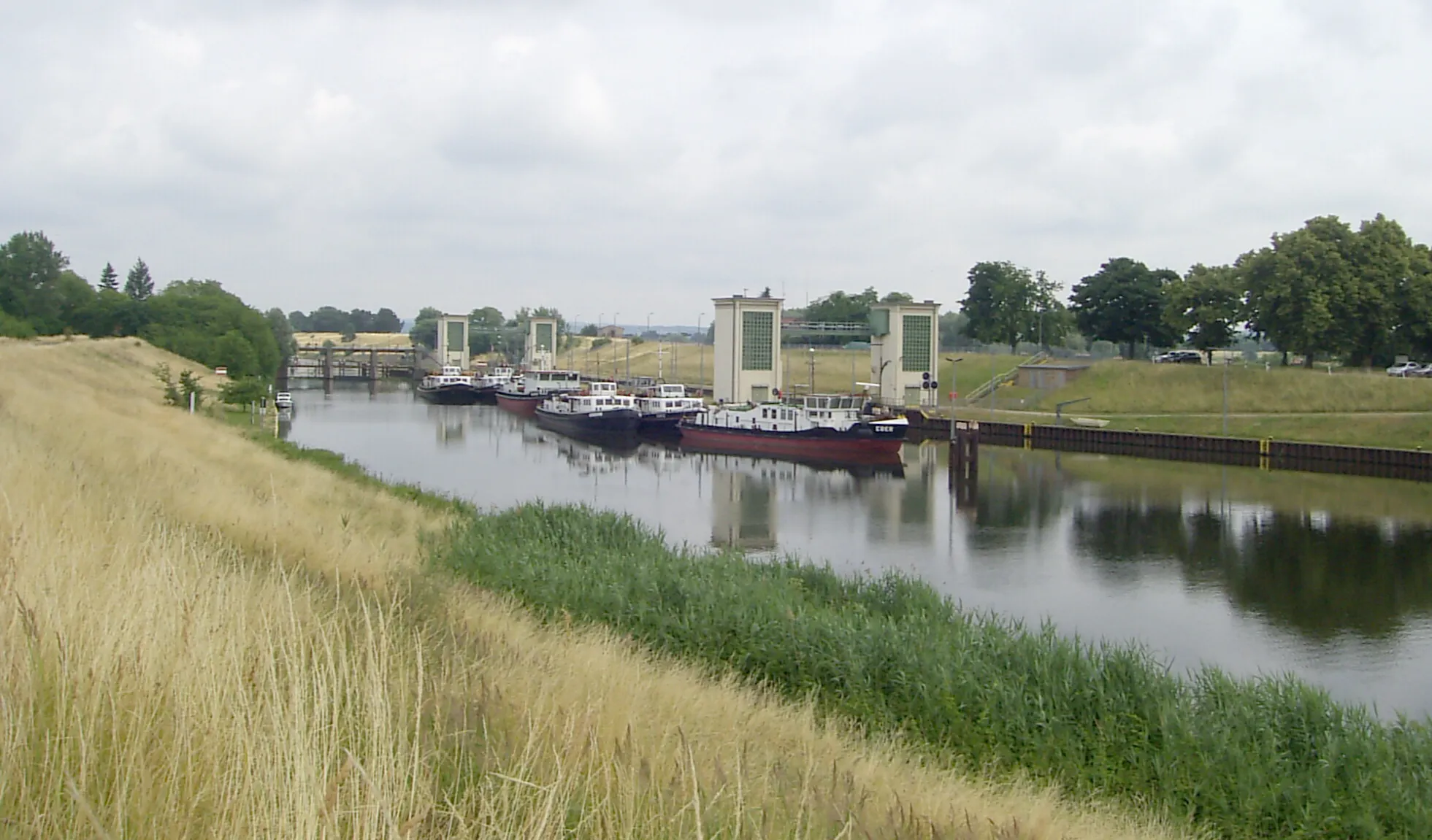 Photo showing: Westschleuse Hohensaaten - Abstieg von der Odervorhaltung (1,2 m über NN, Teil des Oder-Havel-Kanals) in die hier beginnende Hohensaaten-Friedrichsthaler Wasserstraße (0,38 m über NN)