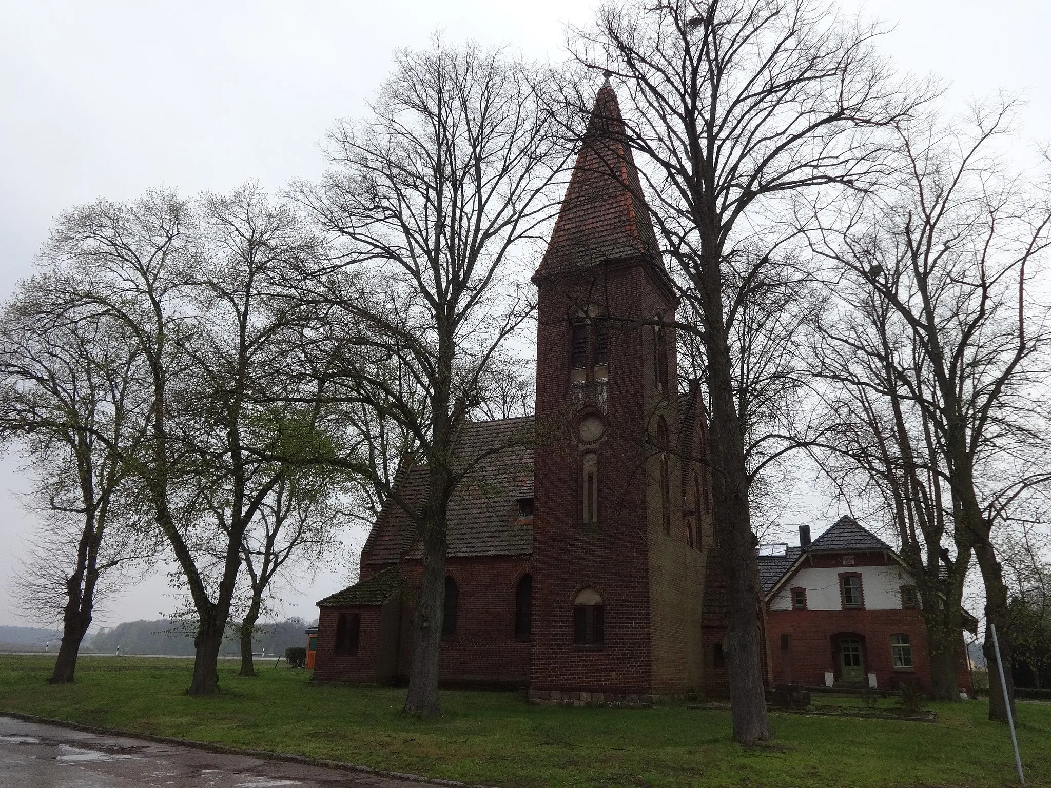 Photo showing: Die Dorfkirche in Rottstock ist eine neugotische Saalkirche in Rottstock, einem Ortsteil der Gemeinde Gräben im Landkreis Potsdam-Mittelmark in Brandenburg. Auffällig ist der an der Nordseite asymmetrisch positionierte Turm.