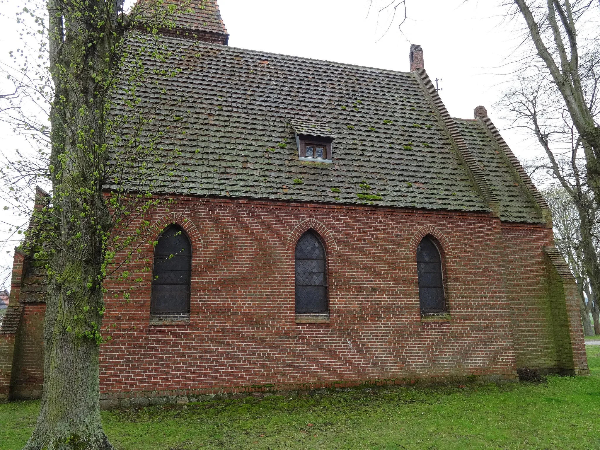 Photo showing: Die Dorfkirche in Rottstock ist eine neugotische Saalkirche in Rottstock, einem Ortsteil der Gemeinde Gräben im Landkreis Potsdam-Mittelmark in Brandenburg. Auffällig ist der an der Nordseite asymmetrisch positionierte Turm.