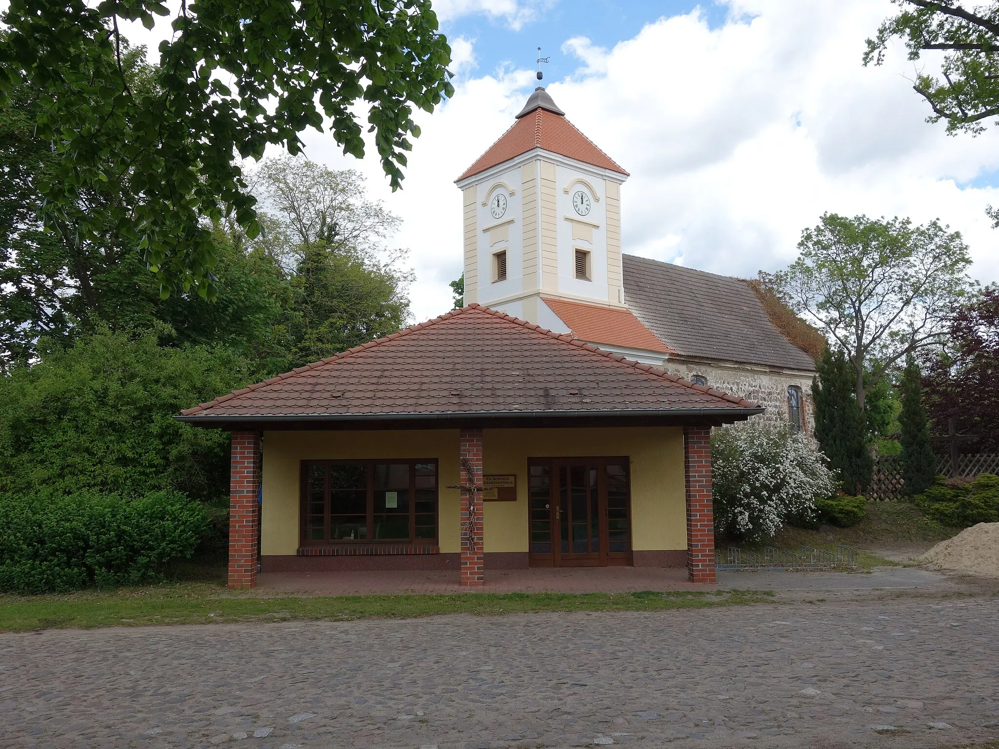Photo showing: South-south-western view of the parish hall  in Zabelsdorf, Zehdenick municipality, Oberhavel district, Brandenburg state, Germany.