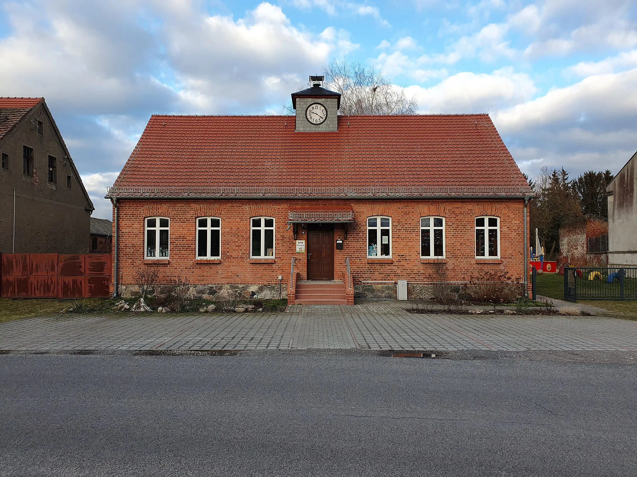 Photo showing: South-western view of the former school house (now kindergarden) in Vietznitz, Wiesenaue municipality, Havelland district, Brandenburg state, Deutschland.
