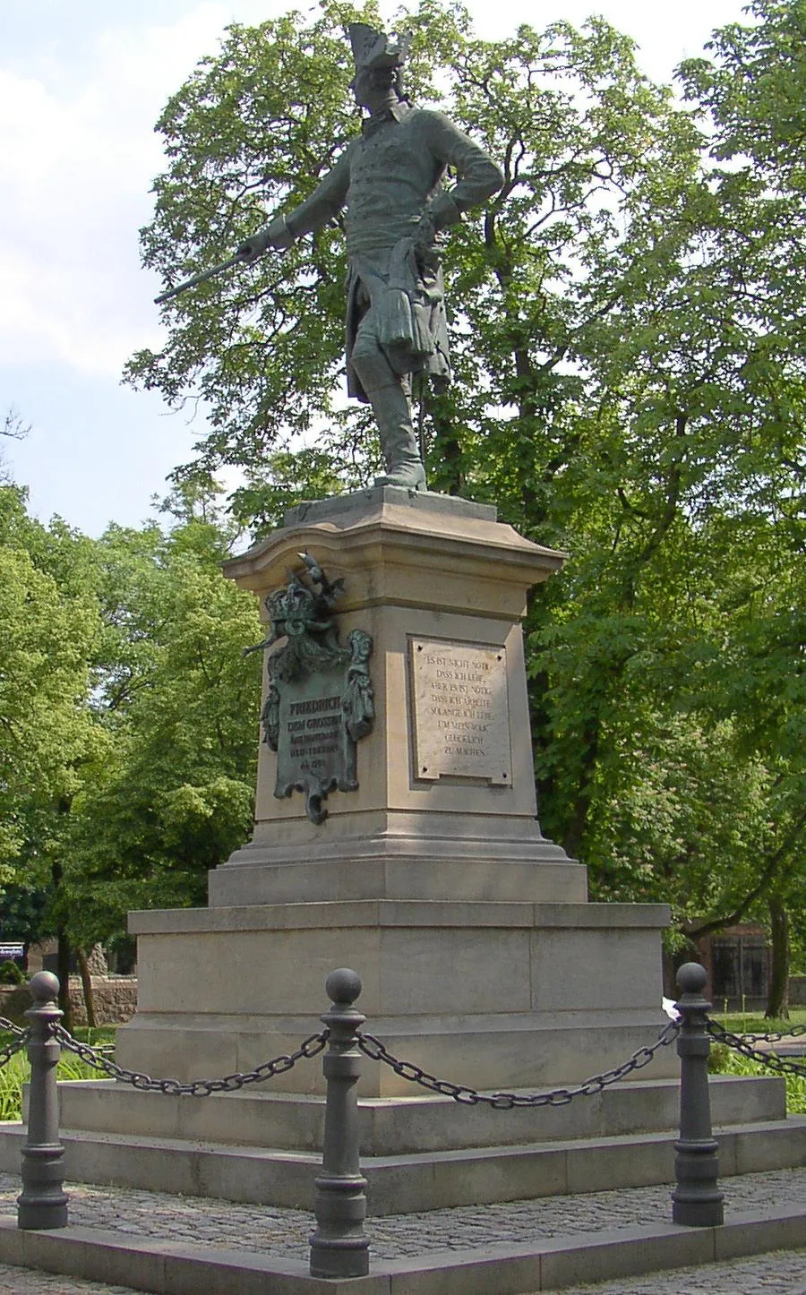 Photo showing: Statue of Frederick II in Neutrebbin in Brandenburg, Germany, a copy of 1994 after the destroyed original by Heinrich Wefing, sculpted in 1904