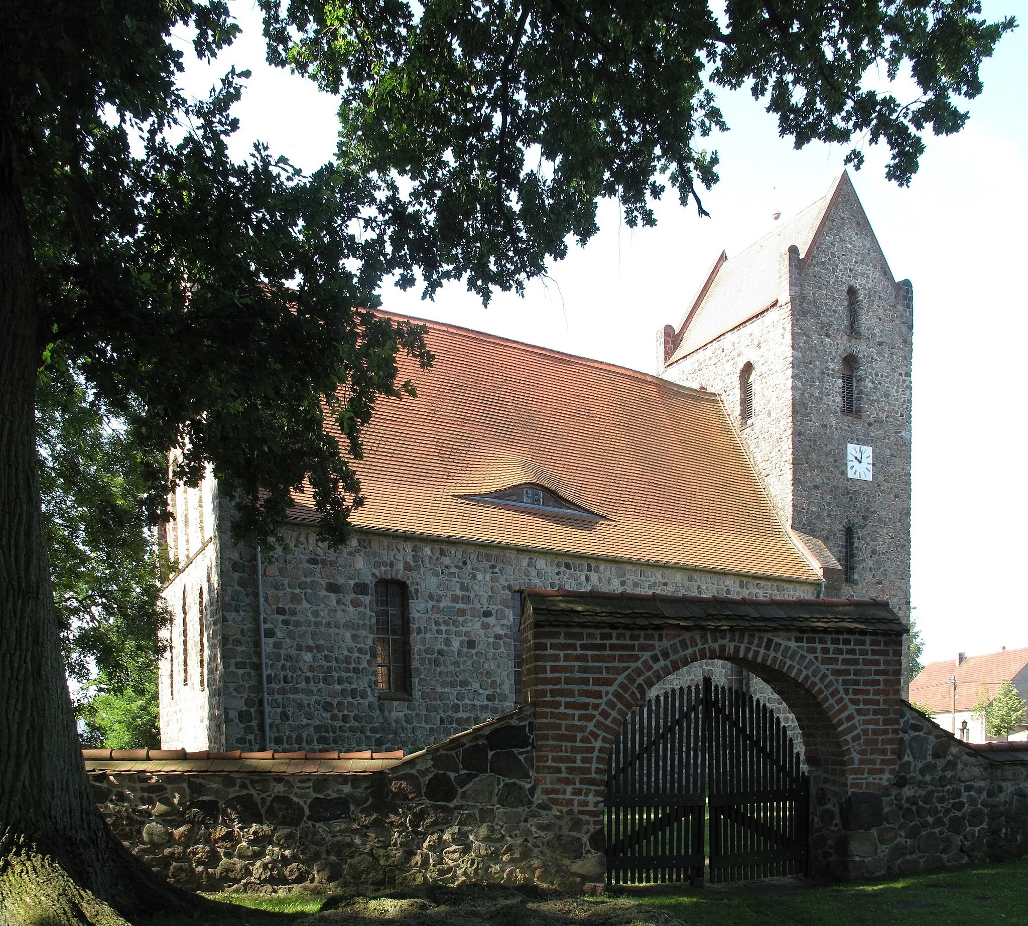 Photo showing: The Sankt-Annen-Kirche Zinndorf is a listed village and Fieldstone church in Zinndorf, a village of the municipality Rehfelde in the District Märkisch-Oderland, Brandenburg, Germany. The church was built in the 13th-century.