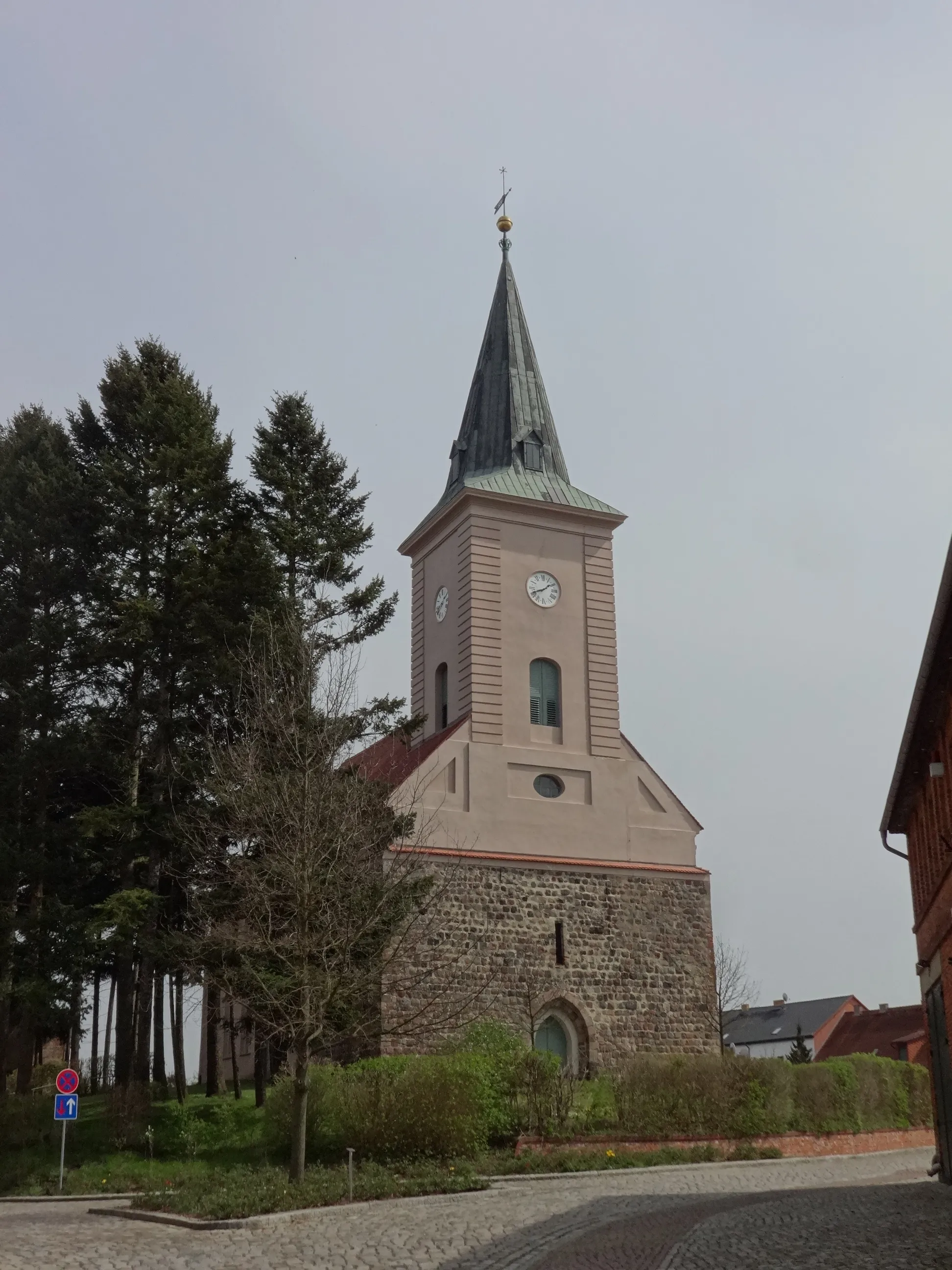 Photo showing: Die evangelische Stadtkirche Biesenthal ist ein Sakralbau aus dem 13. Jahrhundert in Biesenthal im Landkreis Barnim (Brandenburg). Nach einem schweren Brand im 18. Jahrhundert, bei dem nur der Turm erhalten blieb, baute die Gemeinde das Bauwerk in den Jahren 1762 bis 1766 wieder auf. Im Innenraum befinden sich eine Dinse-Orgel aus dem Jahr 1859 sowie ein spätbarocker Kanzelaltar.