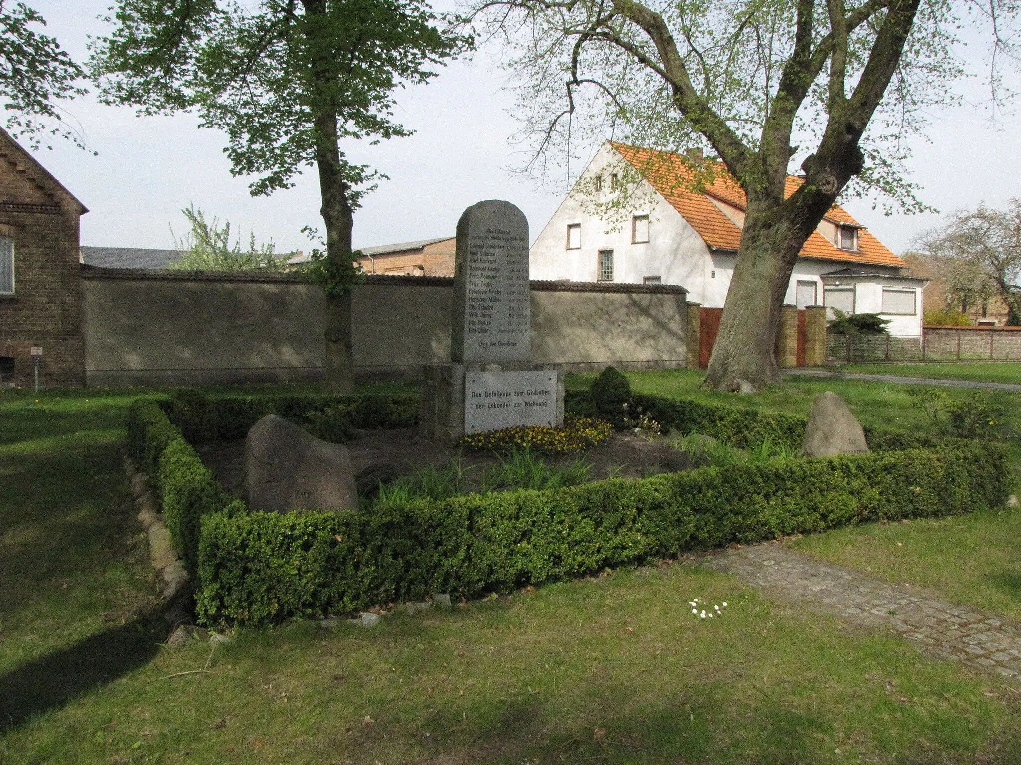 Photo showing: Kriegerdenkmal in der Nächst Neuendorfer Dorfstraße in Nächst Neuendorf, Stadt Zossen, Brandenburg, Deutschland