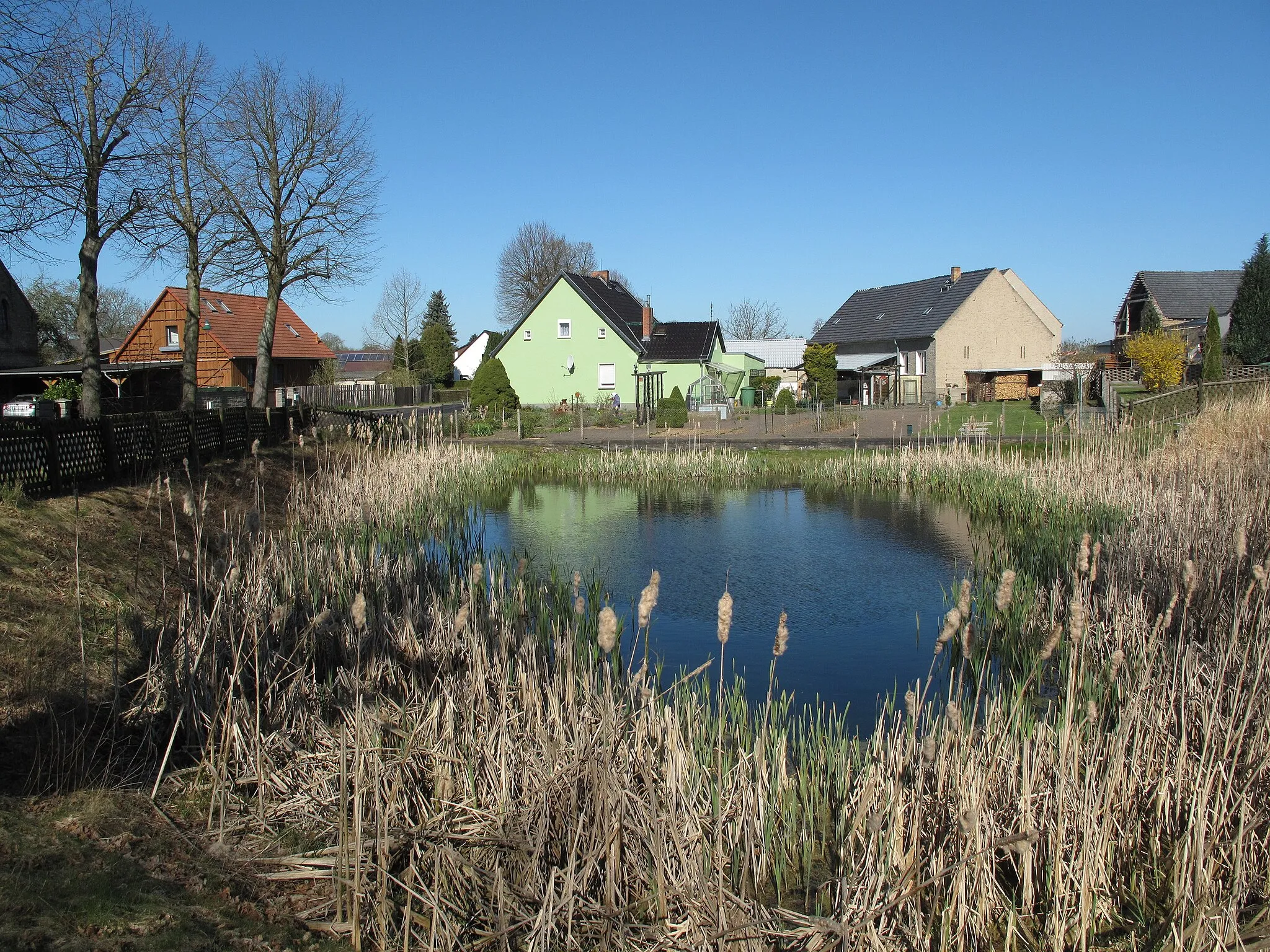 Photo showing: Village pond in Behrensdorf. Behrensdorf is a part of the municipality Rietz-Neuendorf in the District Oder-Spree, Brandenburg, Germany.