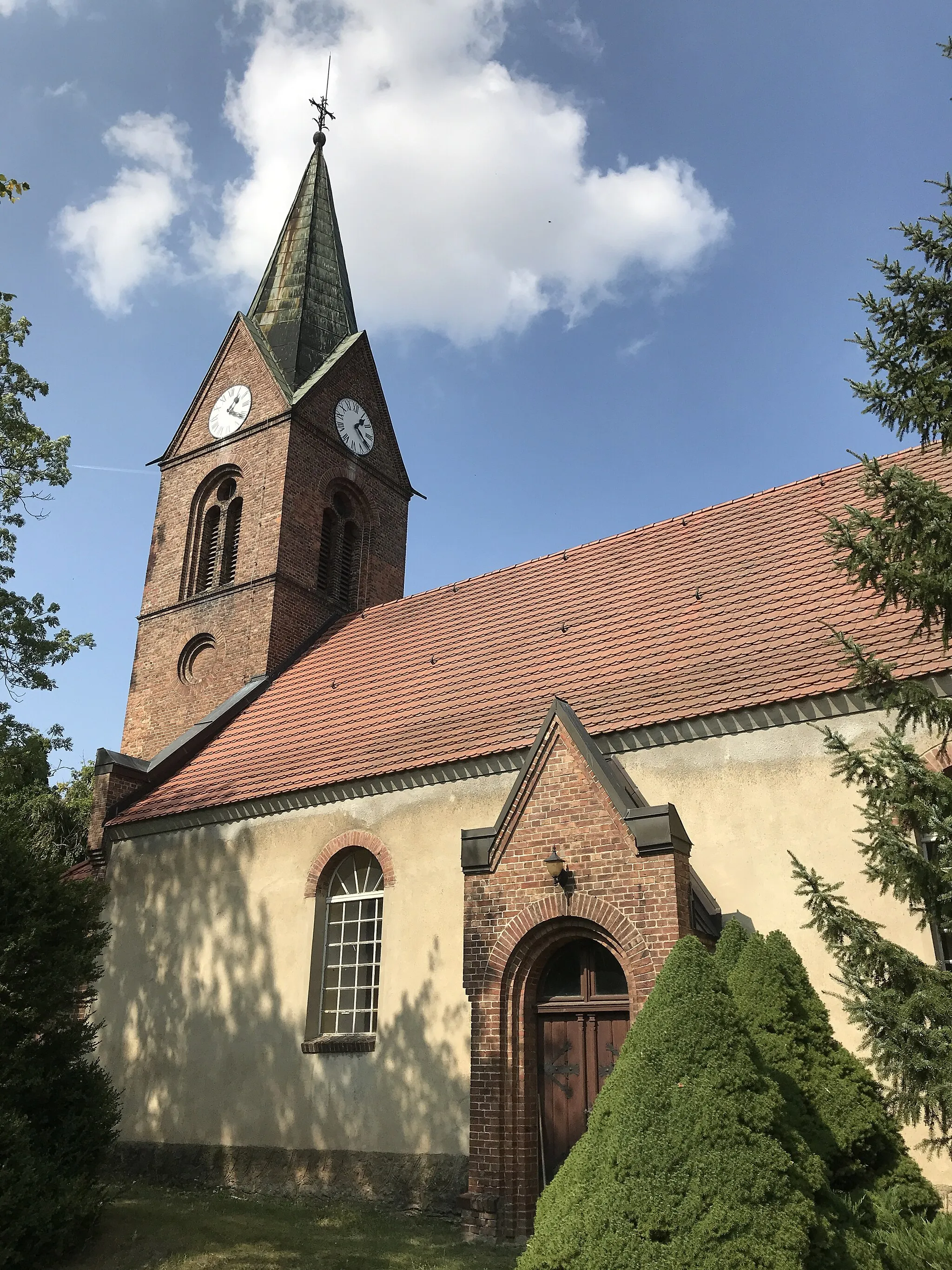 Photo showing: Die Saalkirche in Buchholz der Gemeinde Steinhöfel ist ein mittelalterlicher Bau, der aus Feldsteinen errichtet wurde. Im 18. Jahrhundert wurde die Kirche durchgreifend erneuert. Im Innern steht unter anderem eine barocke Kanzel aus dem Anfang des 18. Jahrhunderts.