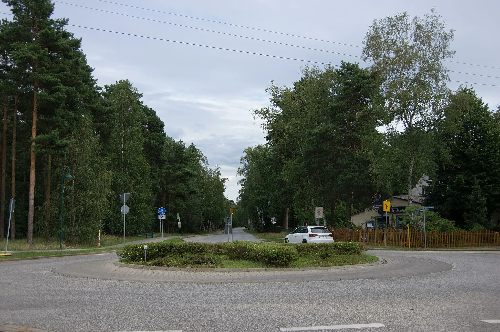 Photo showing: Borkwalde in Brandenburg. Der Kreisverkehr in Borkwalde im Blick in die Ernst-Thälmann-Straße.