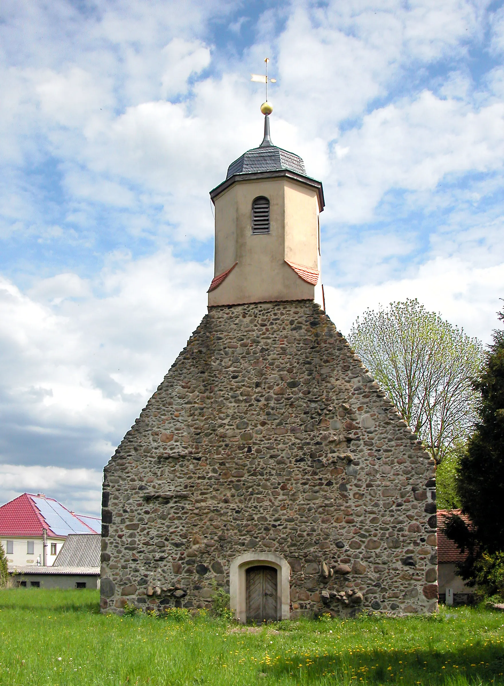 Photo showing: 08.05.2015    03249   Zeckerin (Sonnewalde), Dorfstraße 34A: Spätgotische Feldsteinkirche (GMP: 51.711797,13.632377) aus kurzem Schiff und eingezogenem, dreiseitig geschlossenem Chor. In ihm haben sich zwei gotische Spitzbogenfenster erhalten. An der Westwand der Kirche sind sog. Wartesteine (oder Abbruchspuren) eines eingezogenen Turms zu erkennen - das Westportal ist in das Jahr 1799 datiert.               [DSCN5309.JPG]20150508100DR.JPG(c)Blobelt