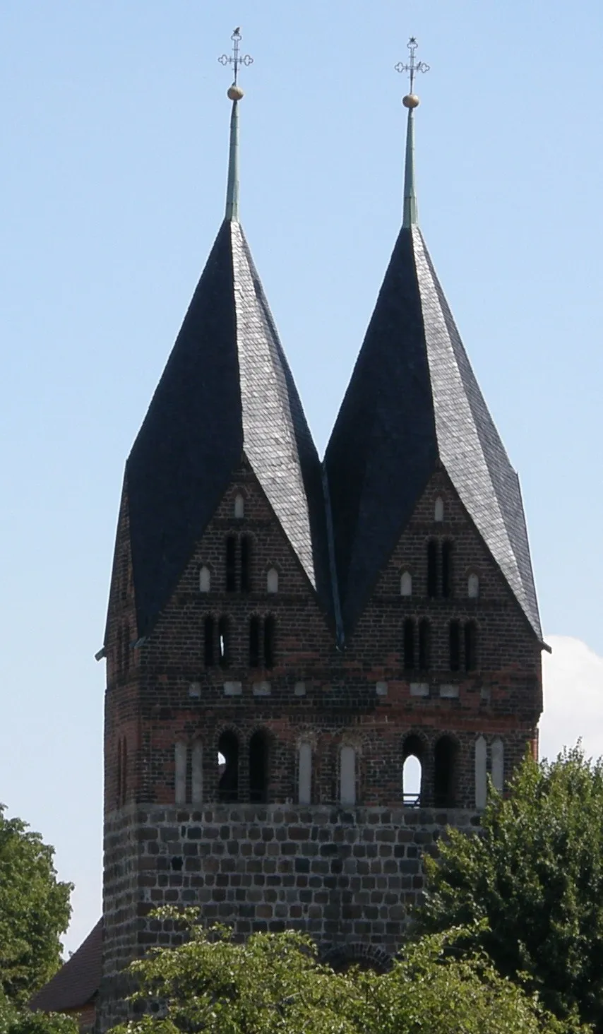 Photo showing: Lugau (Doberlug-Kirchhain), Kirche mit zwei Turmspitzen