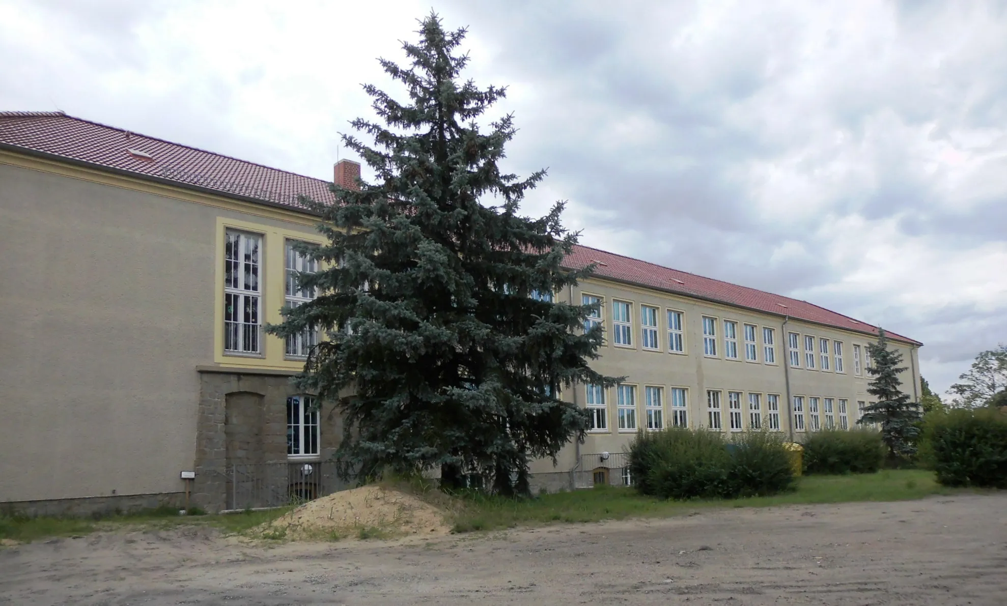 Photo showing: als Baudenkmal ausgewiesene ehemalige Zentralschule (heute Grundschule) in der Gemeinde Ziltendorf, Landkreis Oder-Spree, Deutschland