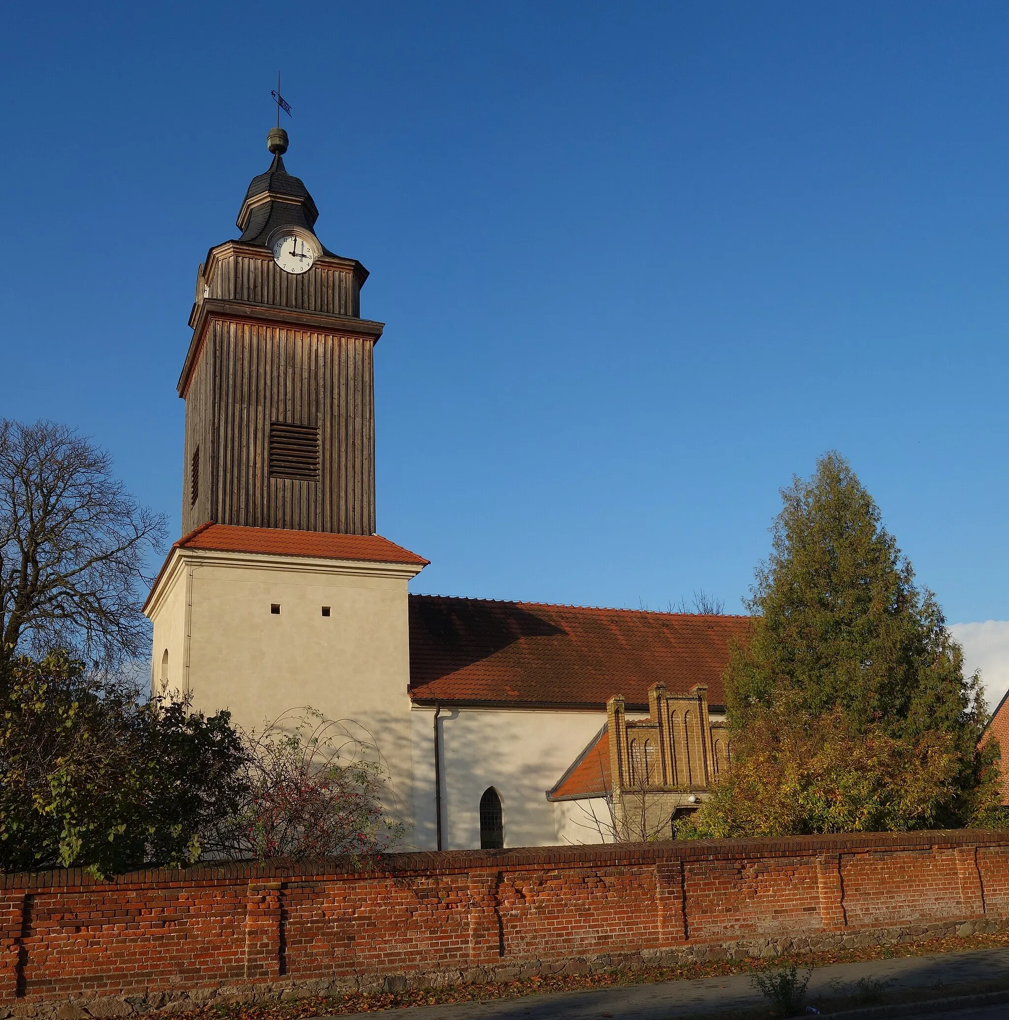 Photo showing: South-south-eastern view of church in Basdorf, Wandlitz municipality, Barnim district, Brandenburg state, Germany