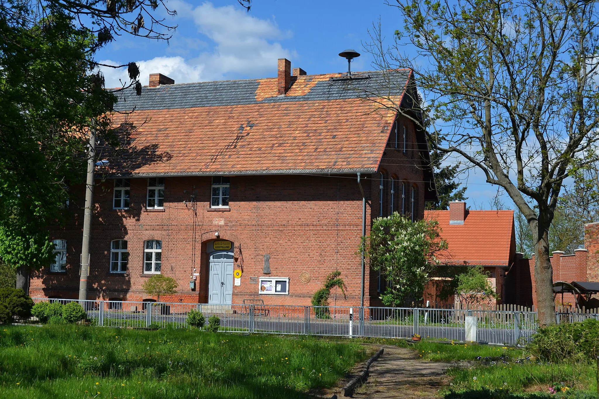 Photo showing: Baudenkmal Dorfschule in Buschdorf, Gemeinde Zechin.