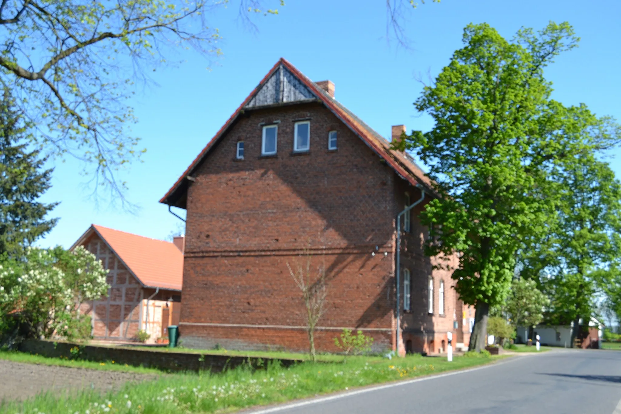 Photo showing: Baudenkmal Dorfschule in Buschdorf, Gemeinde Zechin.