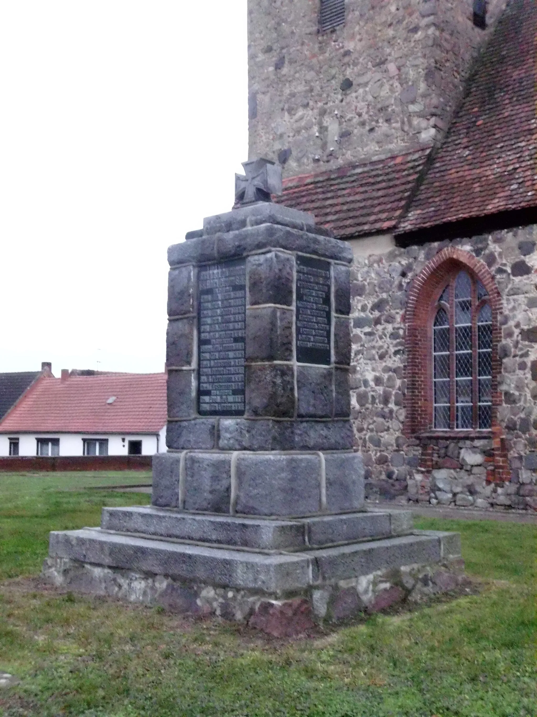 Photo showing: Denkmal bei der Dorfkirche in Görike, Gumtow, Landkreis Prignitz