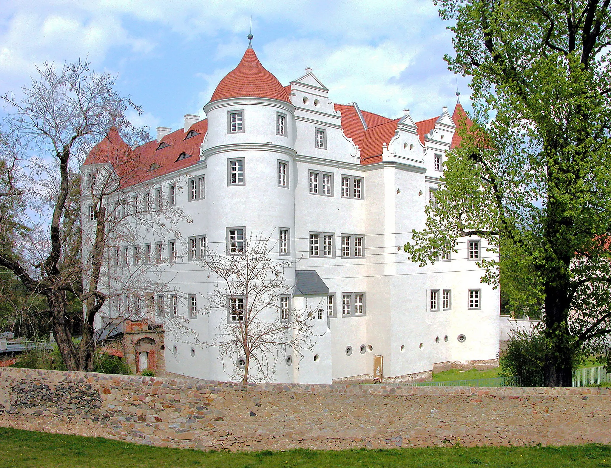 Photo showing: 01.05.2006  01990  Großkmehlen, Dr.-Z.-von-Lingenthal-Straße (GMP: 51.379743,13.724841): Wasserschloß aus der Renaissance (16. Jh), soeben saniert. Sicht von Südwesten. [DSCN9753.TIF]20060501310DR.JPG(c)Blobelt