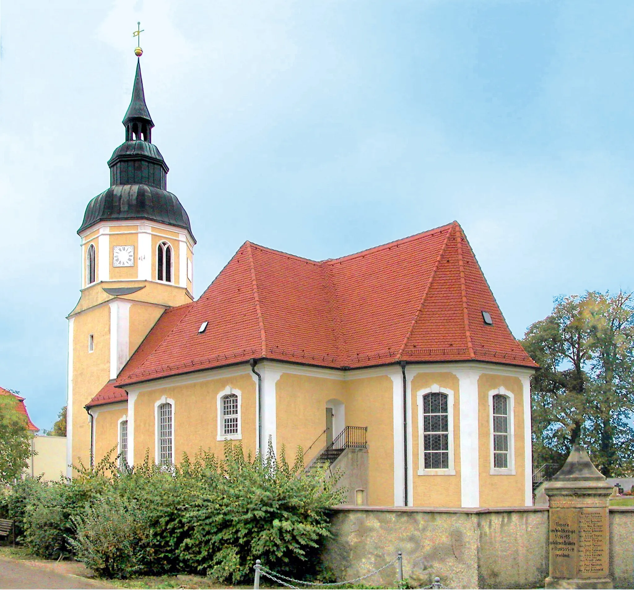 Photo showing: 16.10.2006   01990  Großkmehlen, Schulstraße (GMP: 51.379211,13.724176):  Pfarrkirche St. Georg (1716-1718 auf gotischem Kern)                        [DSCN12062.TIF]20061016050DR.JPG(c)Blobelt