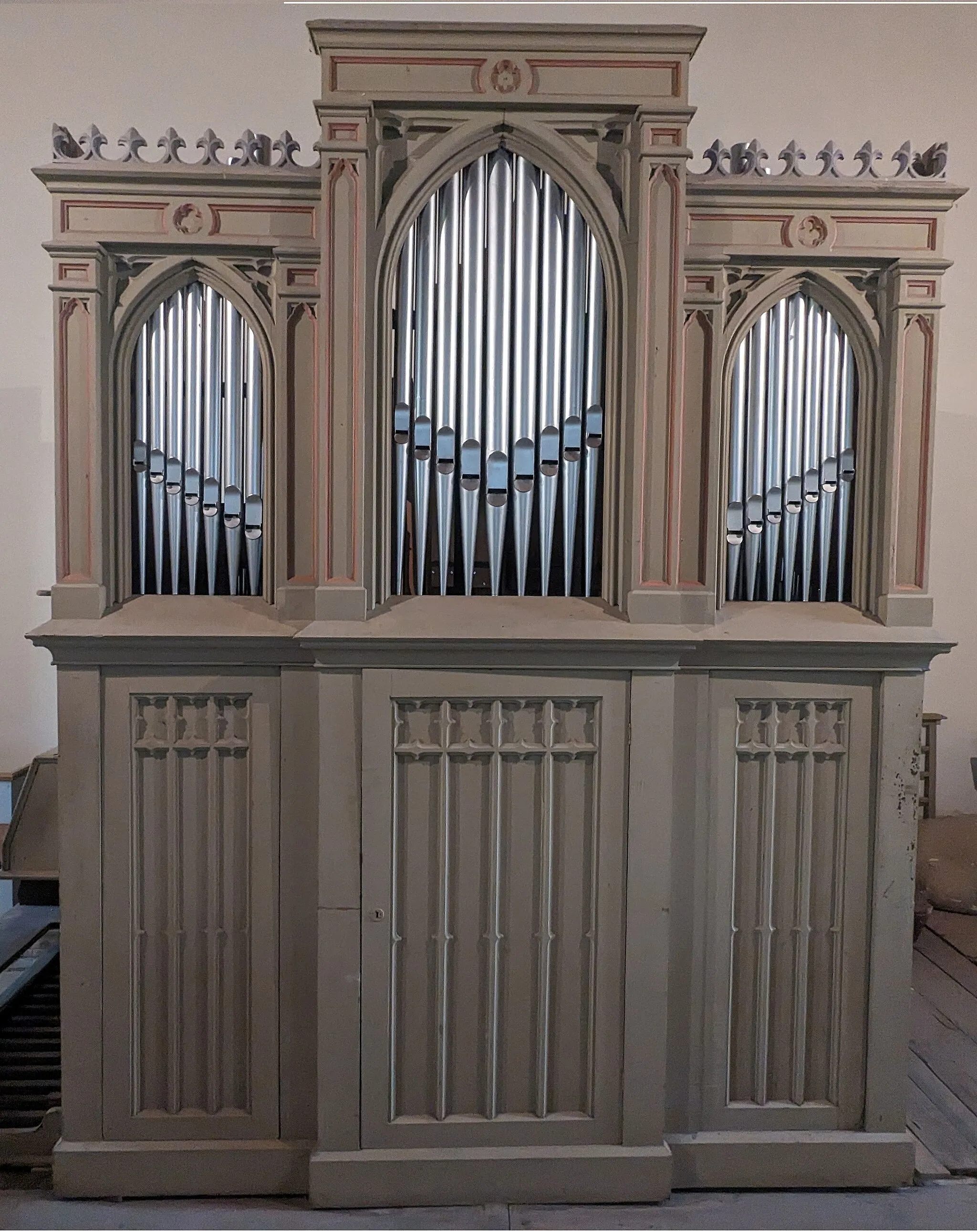 Photo showing: Orgelprospekt der Mehmel-Orgel in der St. Johanneskirche in Hohenselchow. Die Orgel wurde 1875 für den Betsaal in Tribsees erbaut. Seit spätestens 1956 steht sie in Hohenselchow. 2017 wurde sie Restauriert.