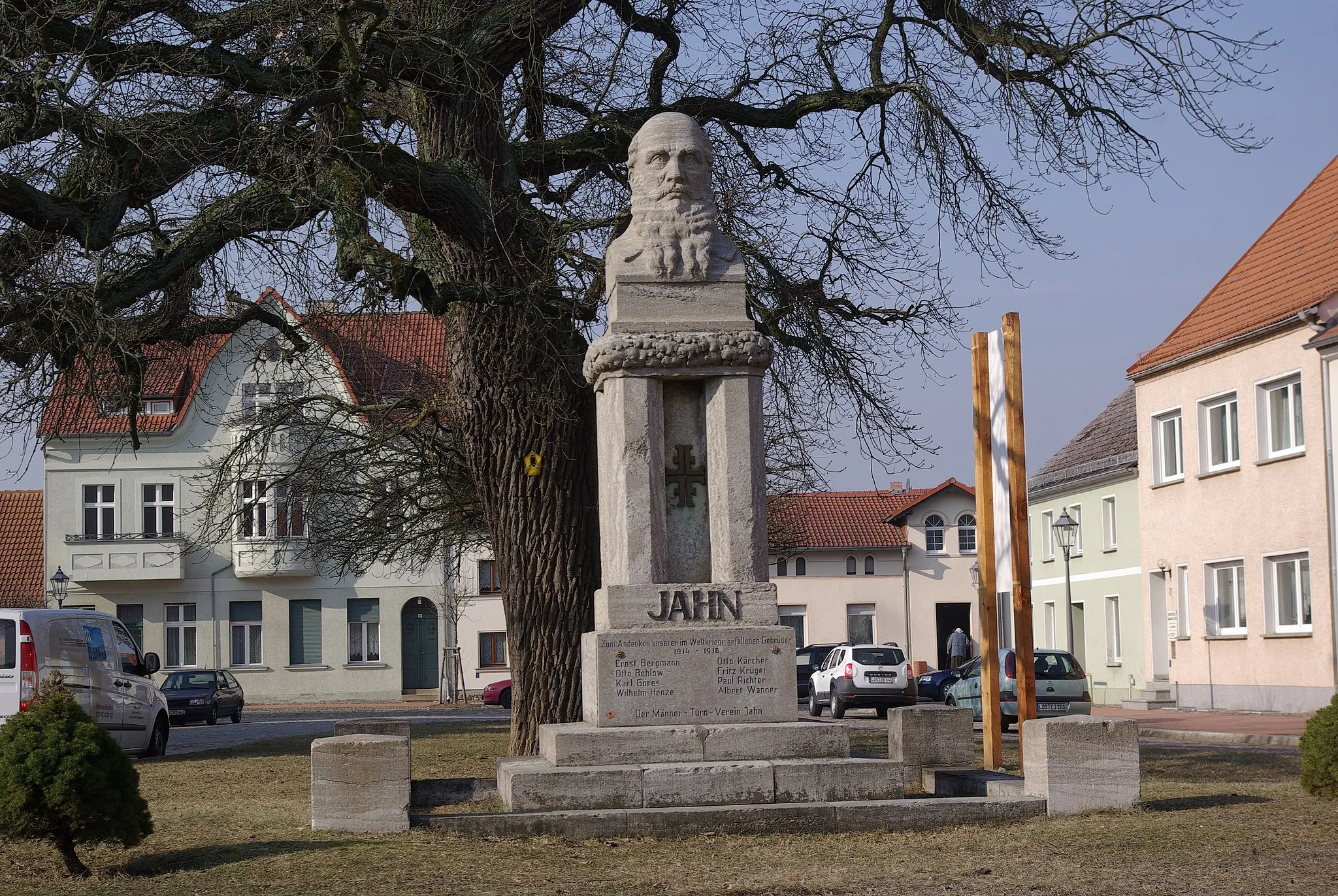 Photo showing: Mittenwalde in Brandenburg. Das Jahndenkmal für Friedrich Ludwig Jahn, auch bekannt als Turnvater Jahn, steht am Salzmarkt.