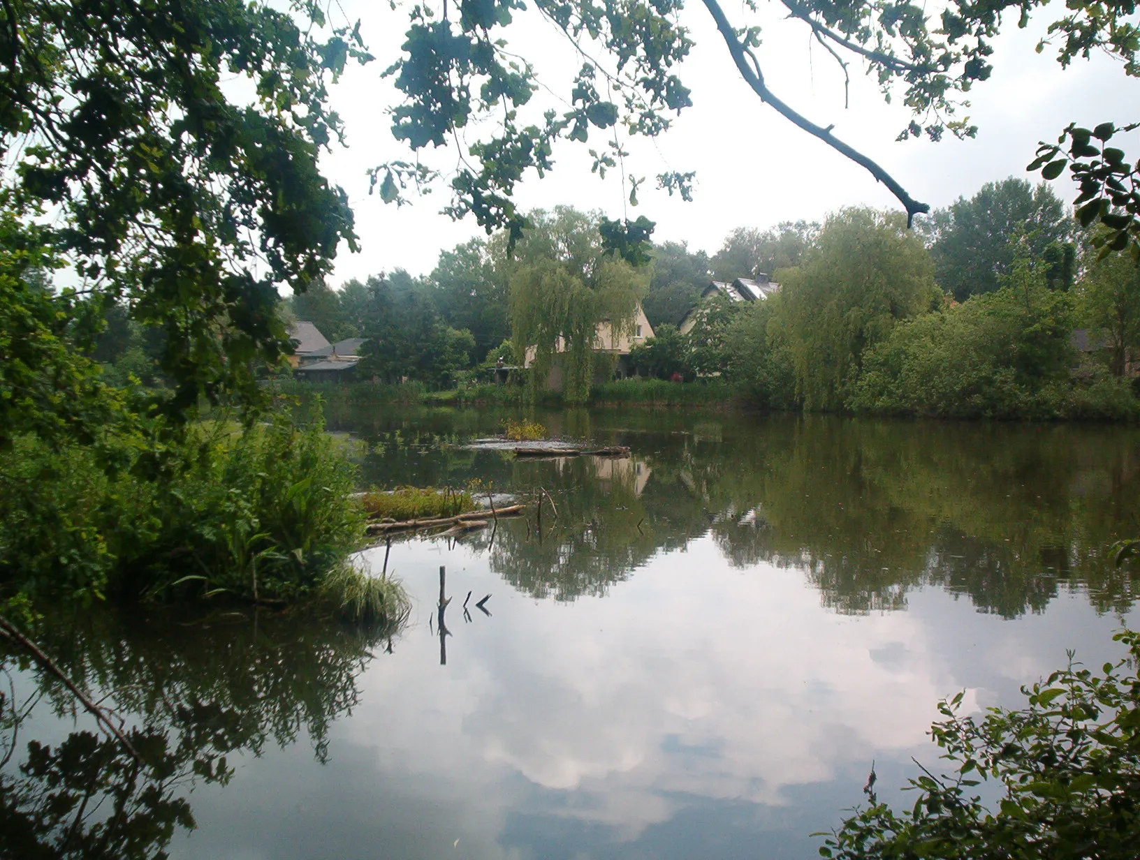 Photo showing: Hönow-Nord. Blick von der Herrendike über den Retsee auf die Siedlung Wördetalstraße.