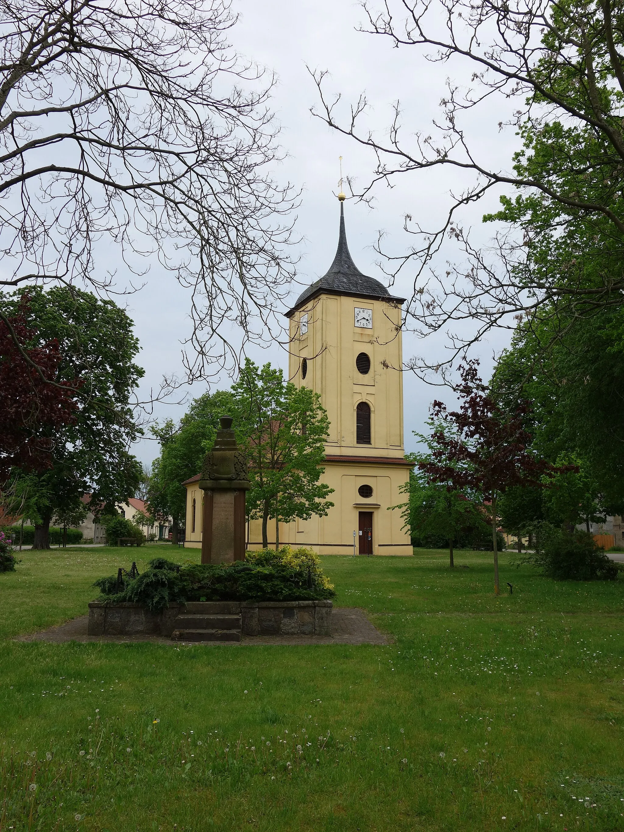 Photo showing: North-western view of the church and World War I memorial in Pausin , Schönwalde-Glien municipality , Havelland district, Brandenburg state, Germany