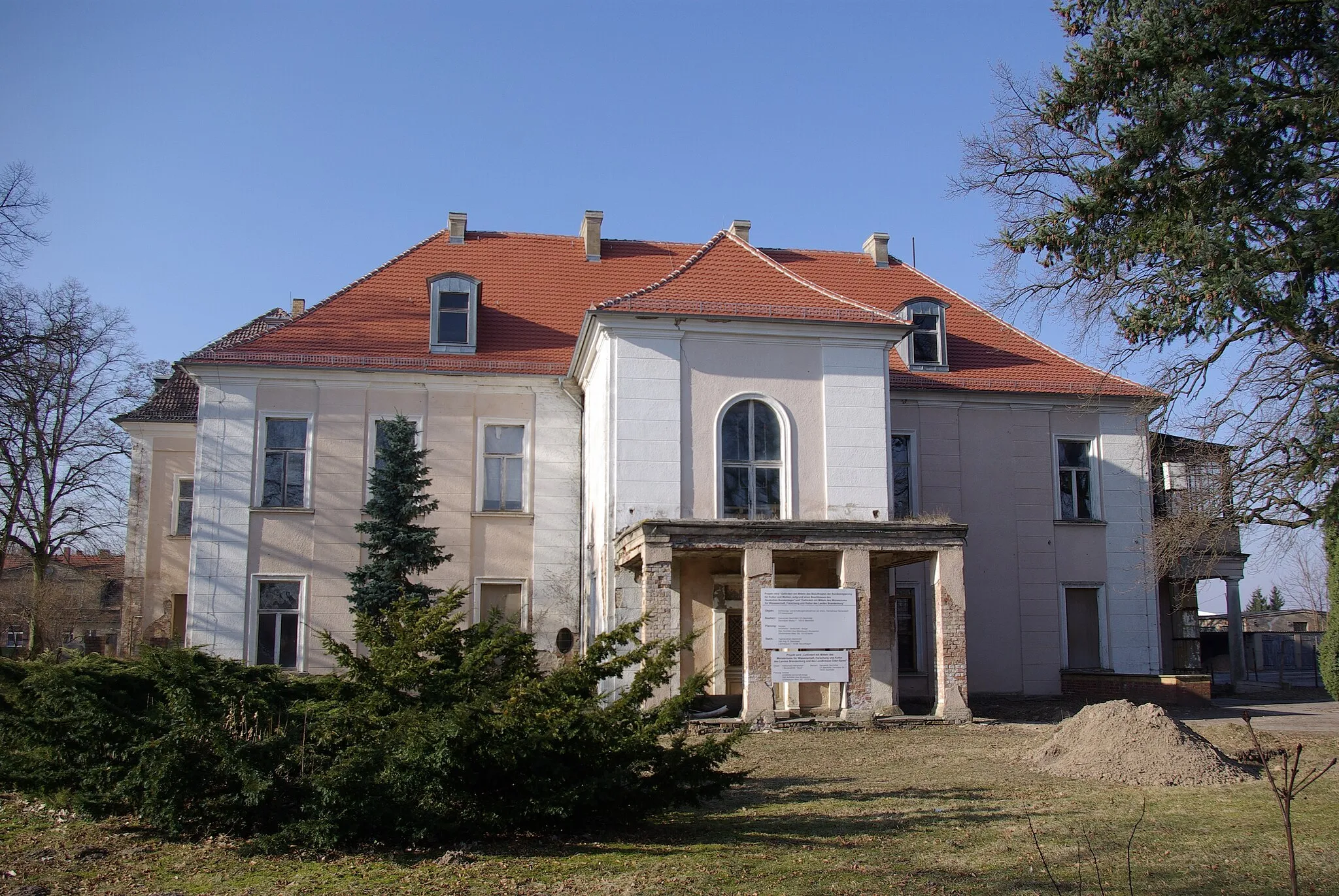 Photo showing: Steinhöfel, Ortsteil Heinersdorf in Brandenburg. Das Gut in Heinersdorf steht unter Denkmalschutz. Das Haus ist baufällig und nicht bewohnt.