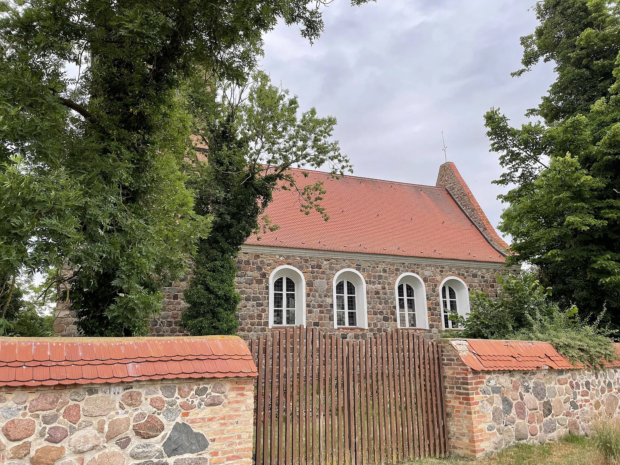 Photo showing: Die Dorfkirche Baumgarten der Gemeinde Schenkenberg im Landkreis Uckermark ist eine Feldsteinkirche aus dem 13. Jahrhundert. Im Innenraum steht unter anderem eine Kirchenausstattung aus der Mitte des 18. Jahrhunderts.