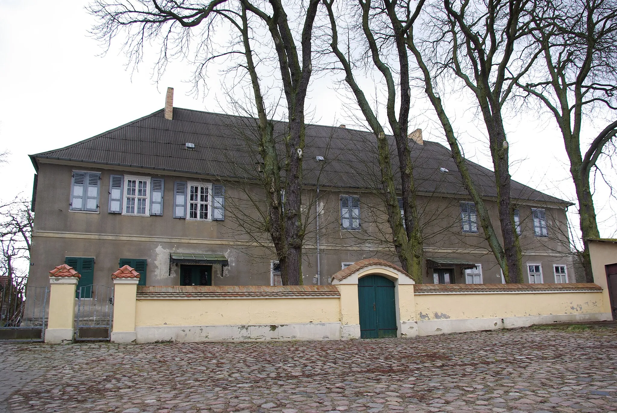 Photo showing: Halbe, Briesen in Brandenburg. Das Herrenhaus in Briesen neben dem Gutsschloss stammt aus der Mitte des 18. Jahrhundert und ist ein verputztes Fachwerkhaus.
