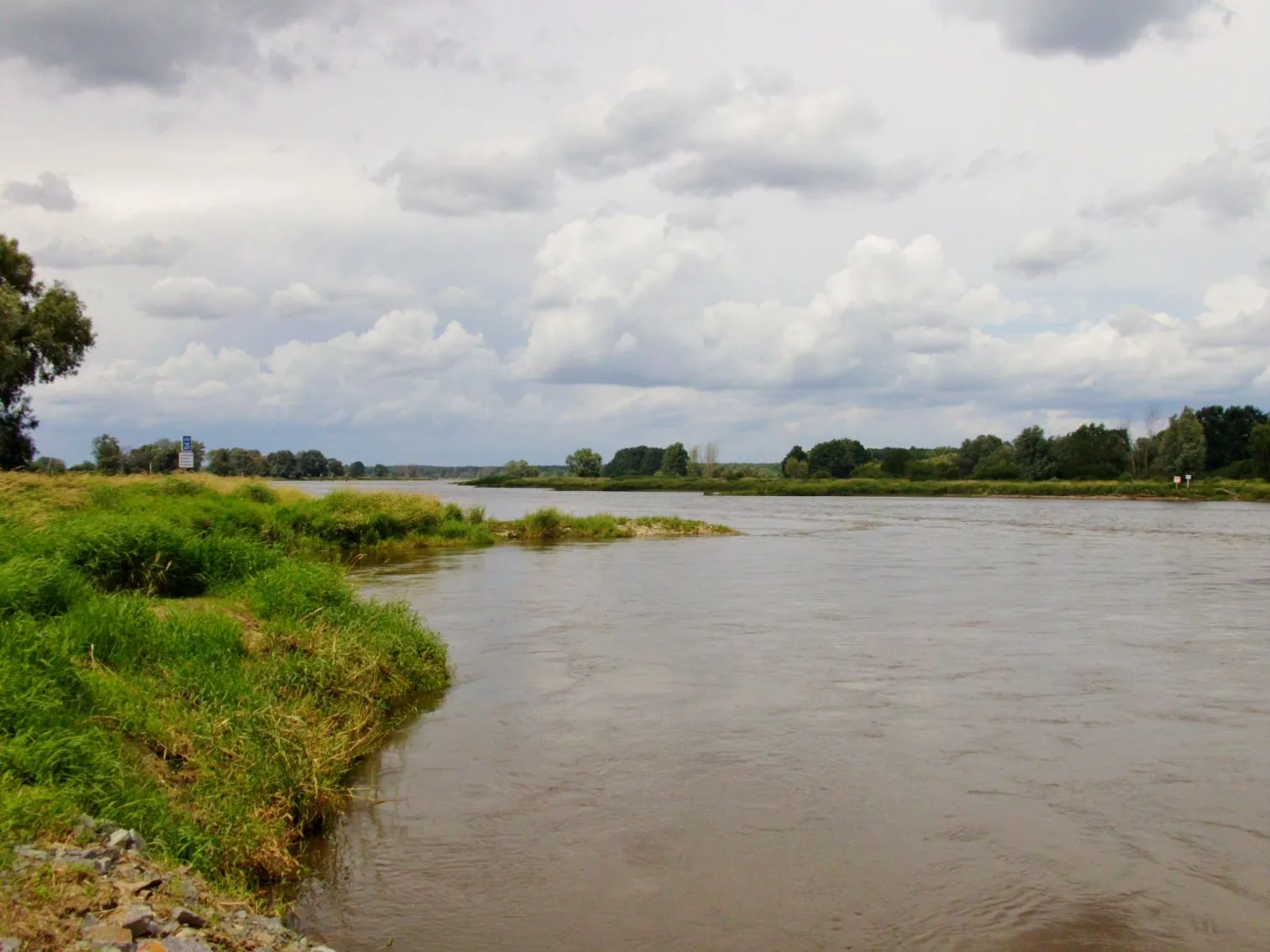 Photo showing: The Oder river on the Neisse river estuary, Left Germany, right Poland