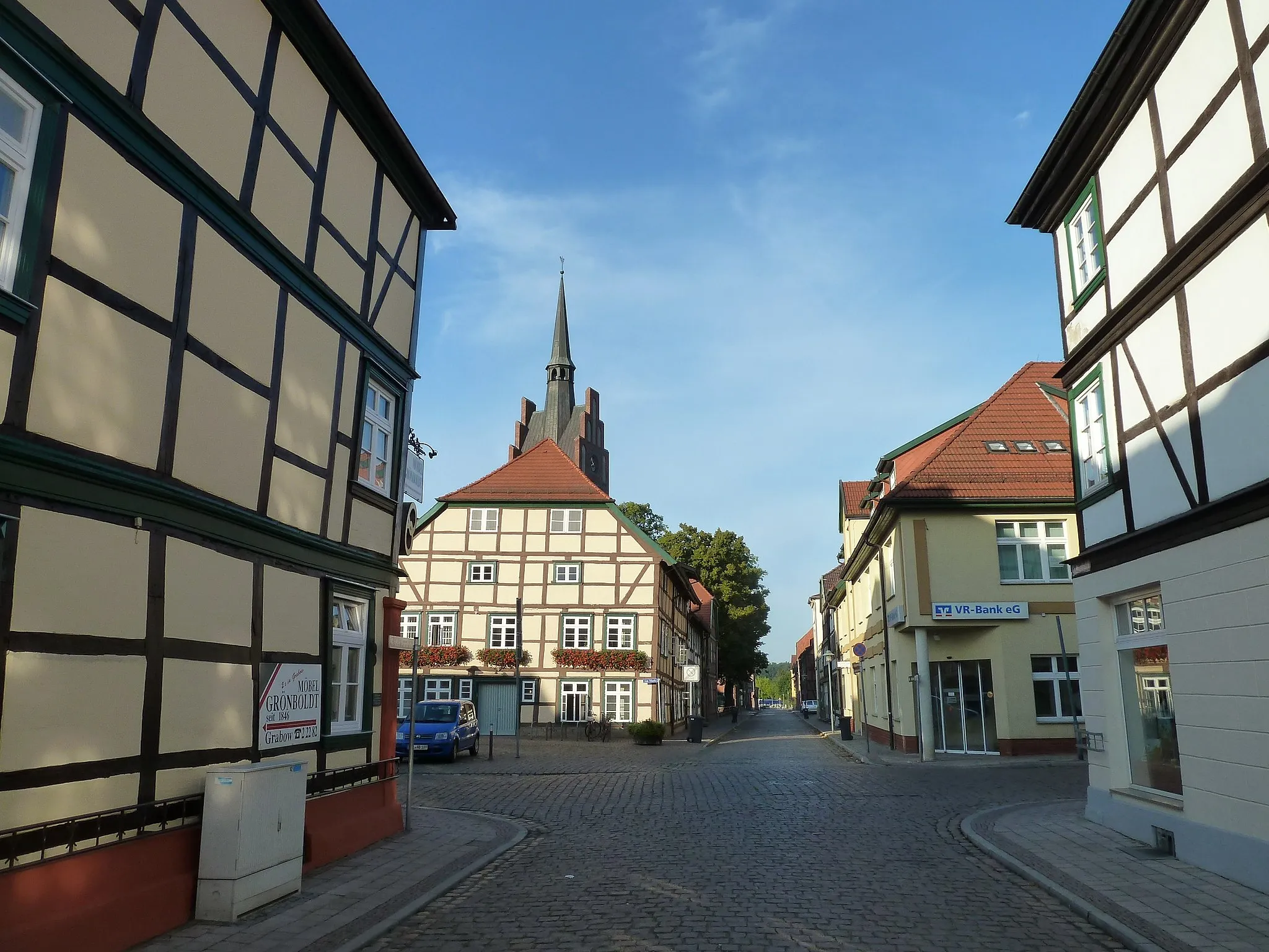 Photo showing: Grabow, Blick vom Großen Wandrahm zum Markt und zur Canalstraße. Das denkmalgeschützte Haus Canalstr. 19, direkt vor dem Kirchturm, gehört zur Stadtverwaltung.