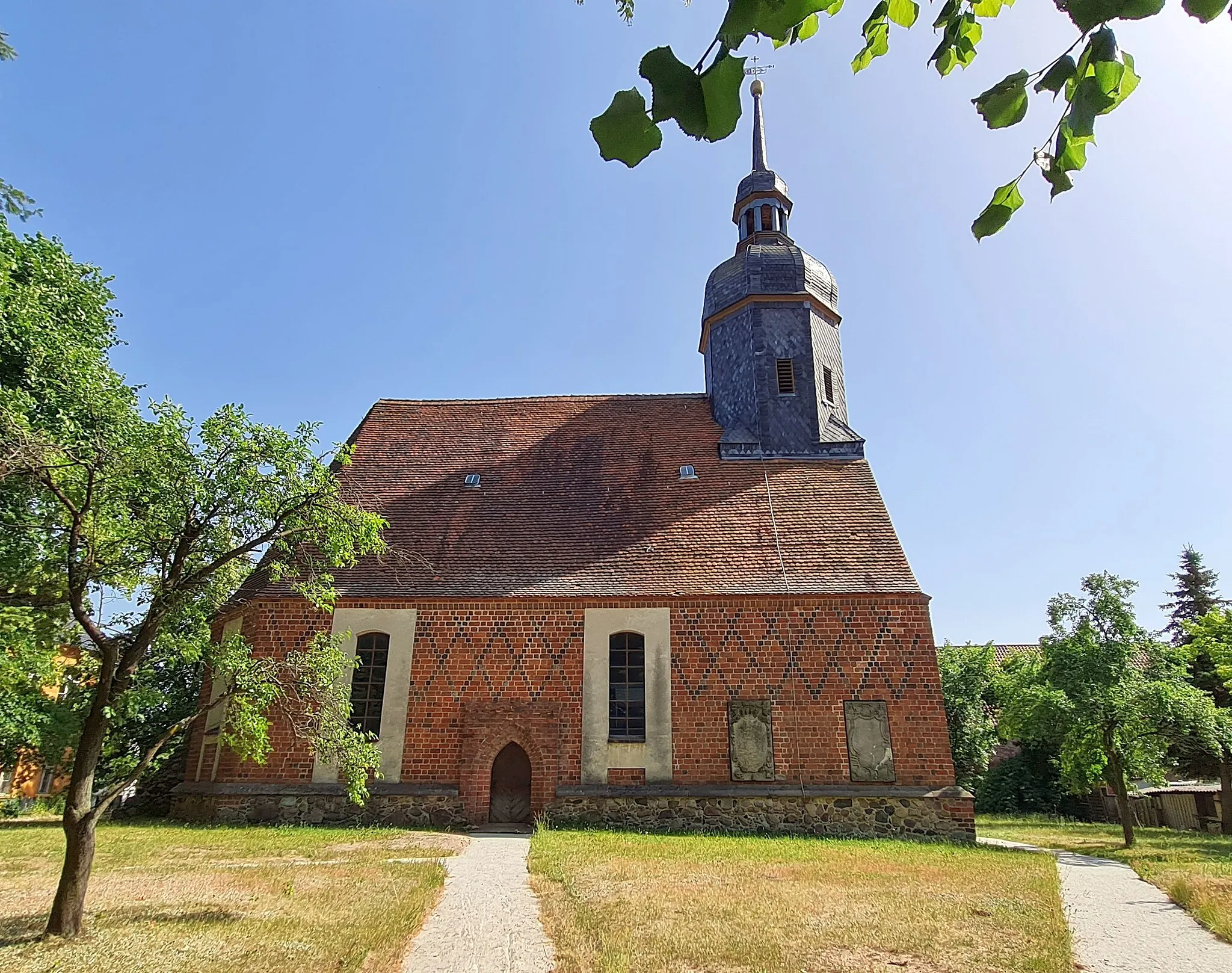 Photo showing: Laasow church