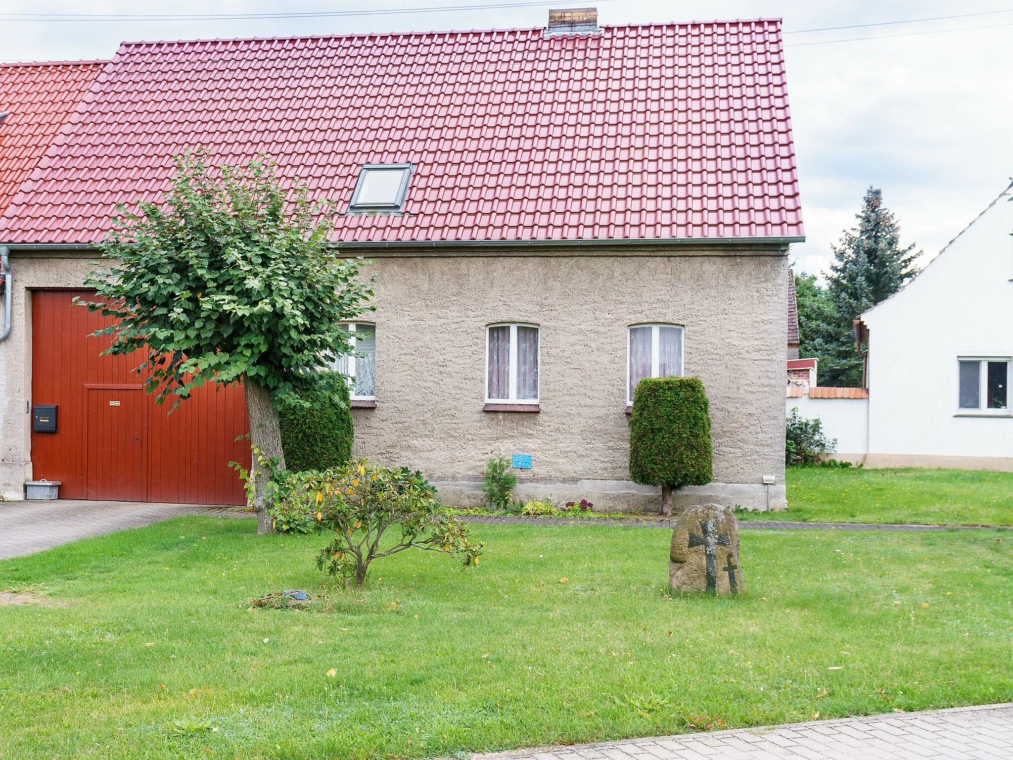 Photo showing: Steinkreuz, südlich der Dorfstraße, vor der Hauswand Grundstück Nr.7 in Sonnewalde OT Pahlsdorf