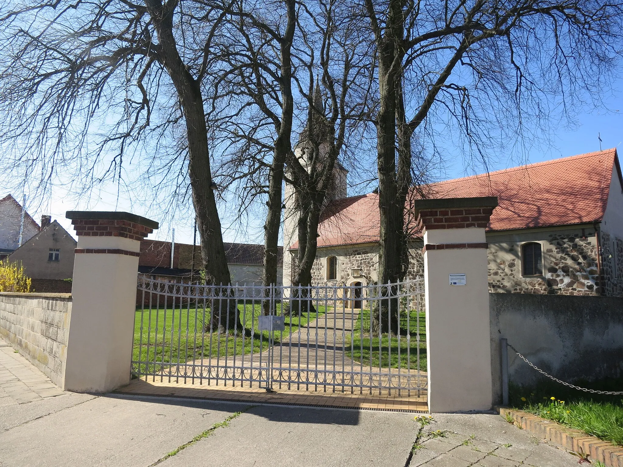 Photo showing: Boßdorf,  Kirche, Tor zum Kirchhof