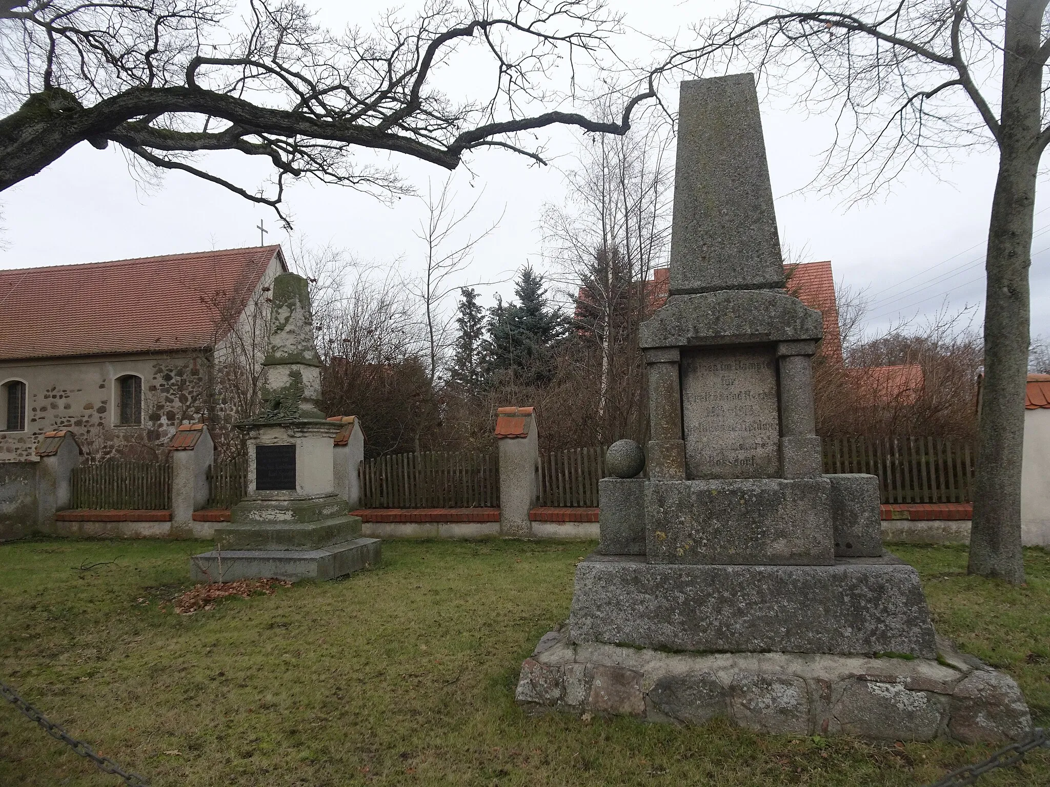 Photo showing: Boßdorf, Kriegerdenkmal für die Opfer des Ersten Weltkriegs, im Hintergrund das von 1870/71