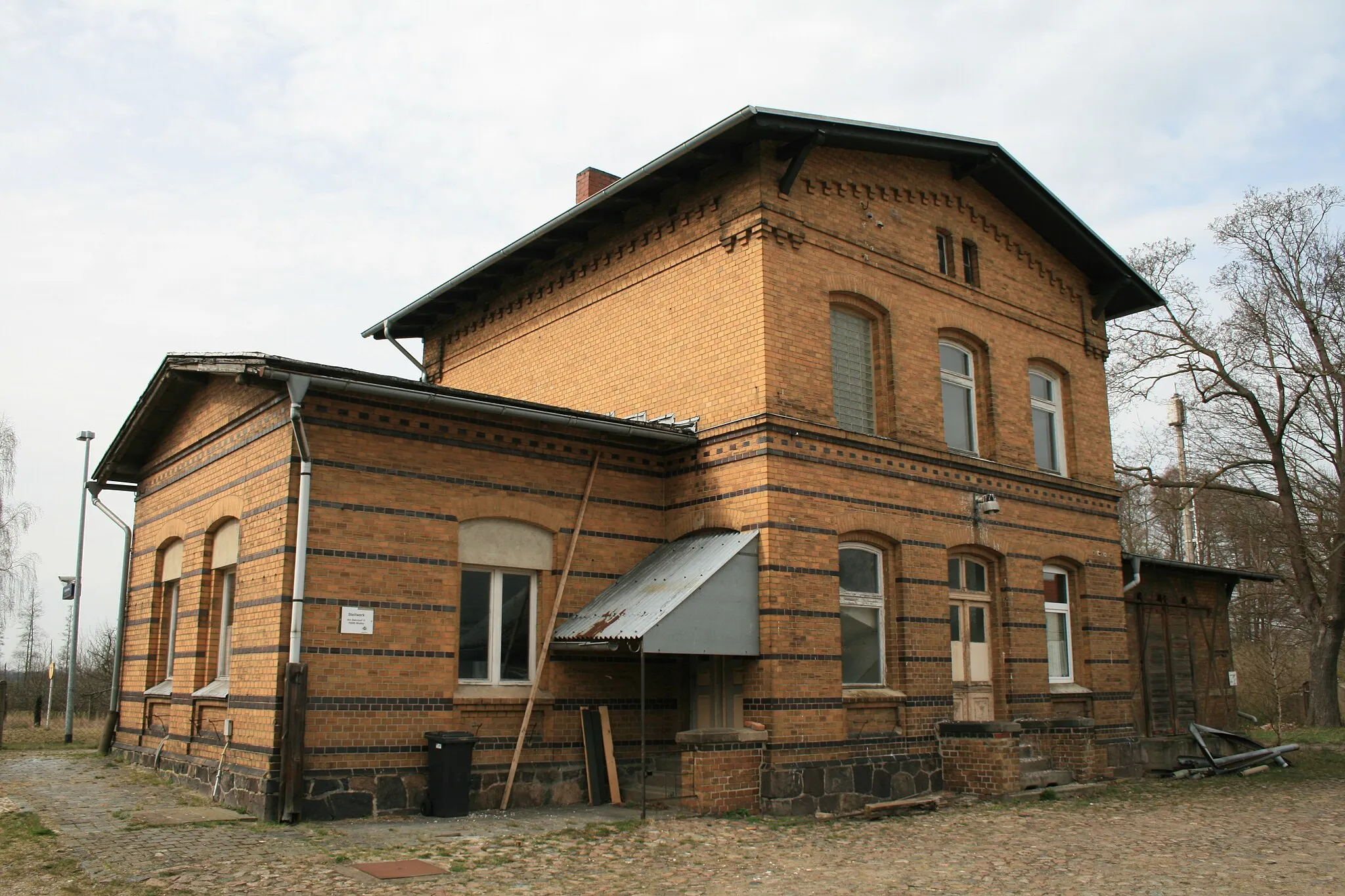Photo showing: Südostansicht des Bahnhofsgebäudes