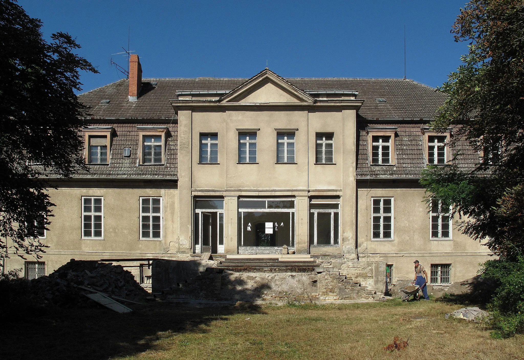 Photo showing: Listed manor house in Selchow, built in 1913 by the architect Alfred Breslauer for the banker Paul Mankiewitz. Since 1991 the historic house has been empty and was last dilapidated. In 2012 bought by a private couple, it is since 2013 in renovation and restoration. The couple wants the house make available to the public for culture and events. The village Selchow is a part of the town Storkow, District Oder-Spree, Brandenburg, Germany. The village was first mentioned in 1321 and had on January 1, 2013 259 inhabitants.