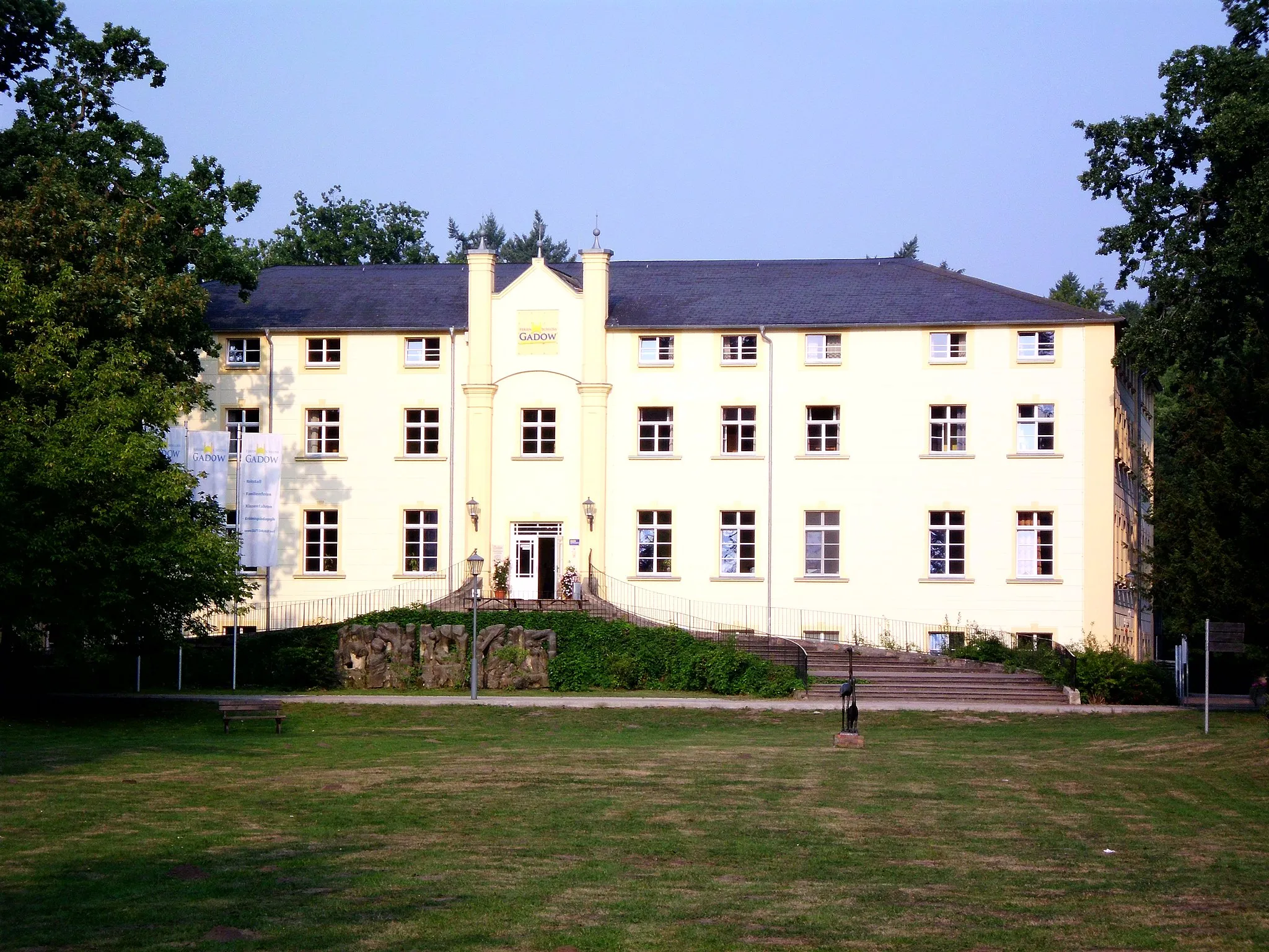 Photo showing: Schloss in Gadow, Gemeinde Lanz, das als Ferienanlage für Schulklassen und Familien genutzt wird
