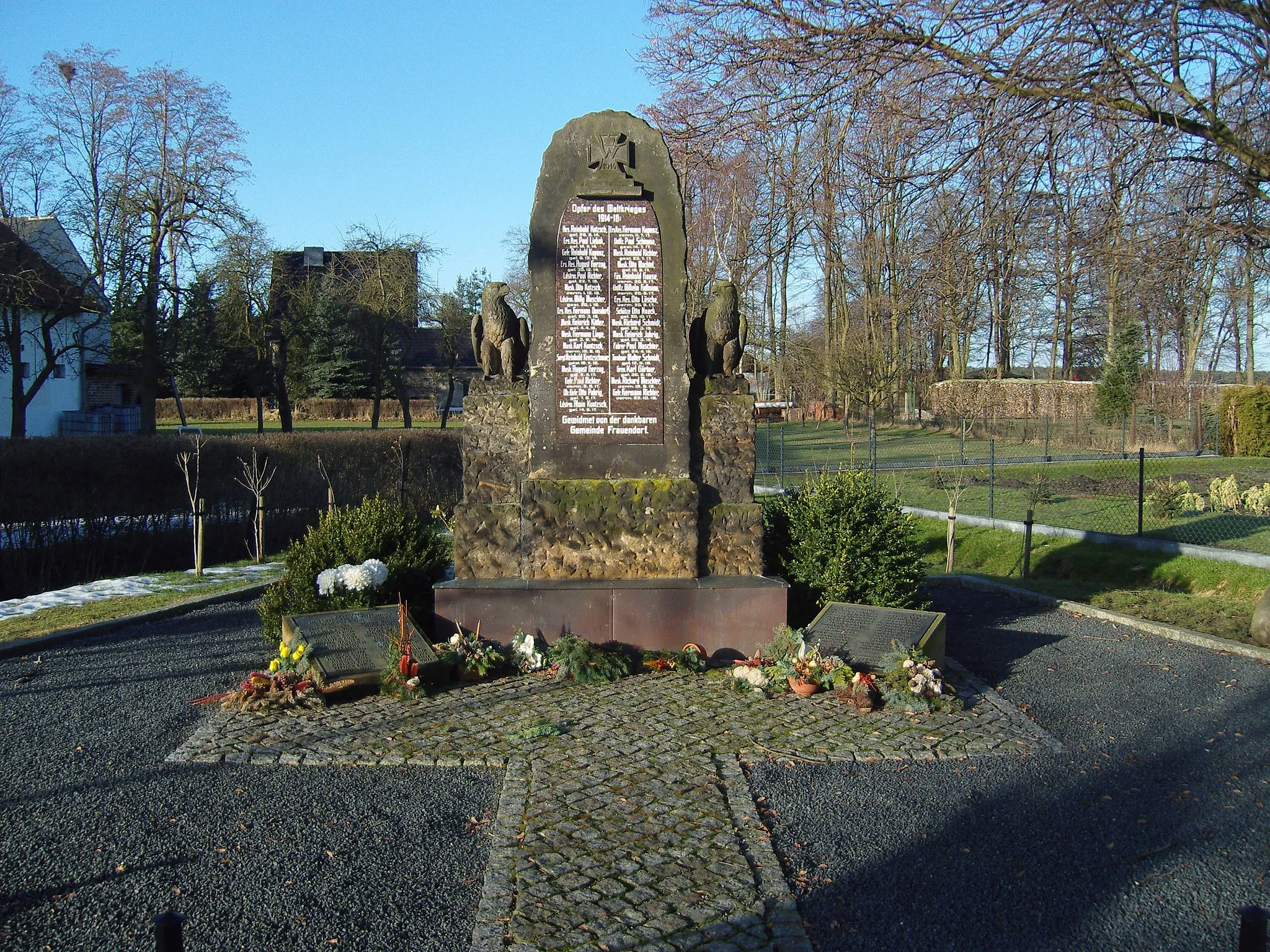 Photo showing: Kriegerdenkmal für die Gefallenen des Ersten Weltkriegs in Frauendorf (Brandenburg), vor dem Denkmal sind Gedenktafeln für die Gefallenen der Zweiten Weltkriegs angebracht