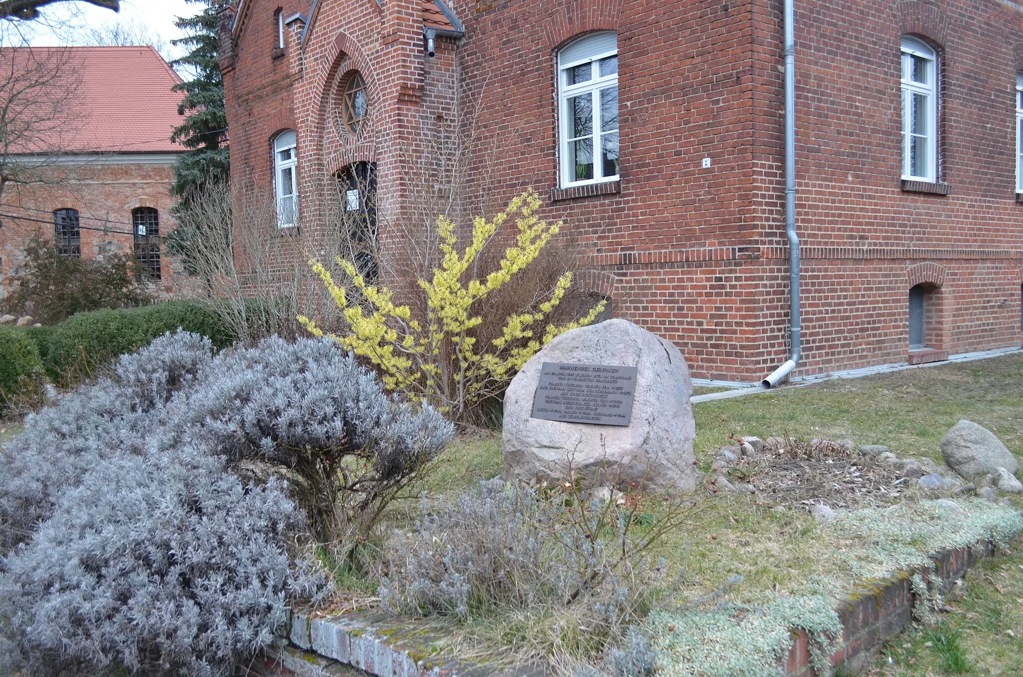 Photo showing: Tafel zur Erinnerung an Pfarrer Wagner vor dem Haus Schloßstraße 9, Groß Schönebeck, Schorfheide, Brandenburg
Auf der Tafel ist zu lesen:

Mahnendes Gedenken
Am 22. April 1945 wurden hier im Pfarrhaus von SS-Einheiten ermordet:
Pfarrer Theodor Wagner Sen., *1856
und Ehefrau Gertrud, geb. Schumann, *1878
aus Groß Schönebeck
Pfarrer Theodor Wagner Jun, *1902
Ehefrau Adelheide, geb. Berner, *1918
und ihre Söhne
Dieter *1941, Rainer *1940 und Eberhard *1944
aus Zerpenschleuse