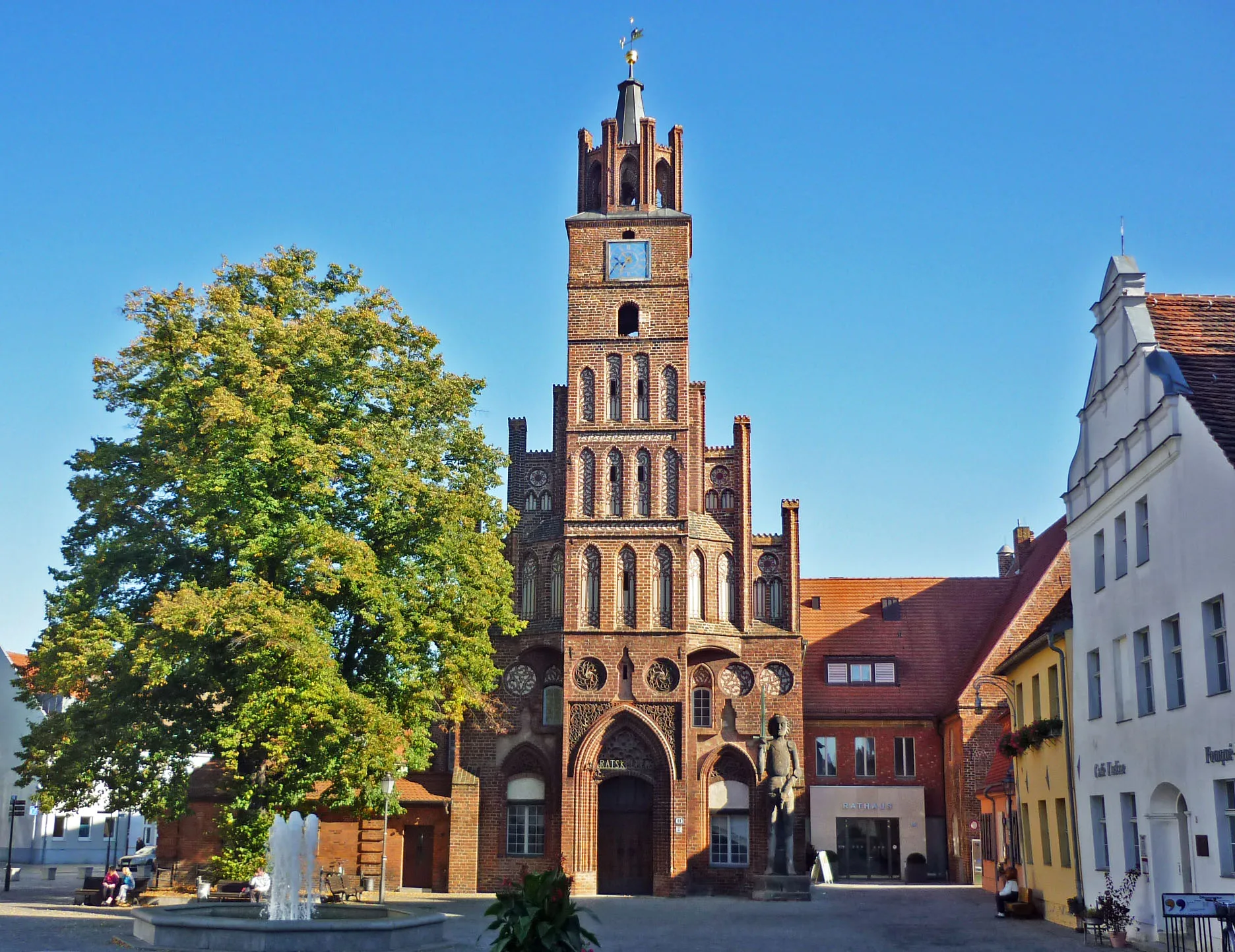 Photo showing: Brandenburg (Havel), Altstädter Rathaus mit Roland